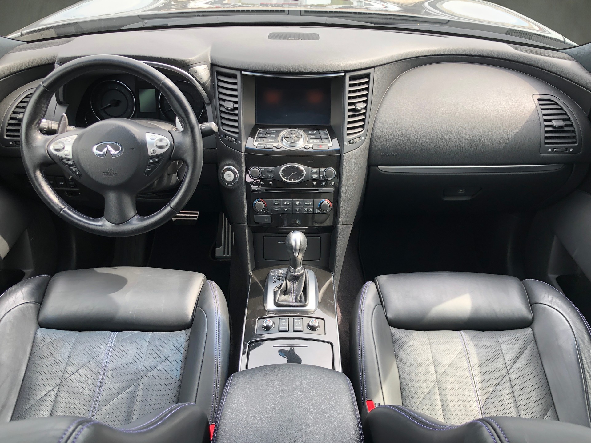 INFINITI QX70 3.7 Ultimate AWD Automatic-image-9