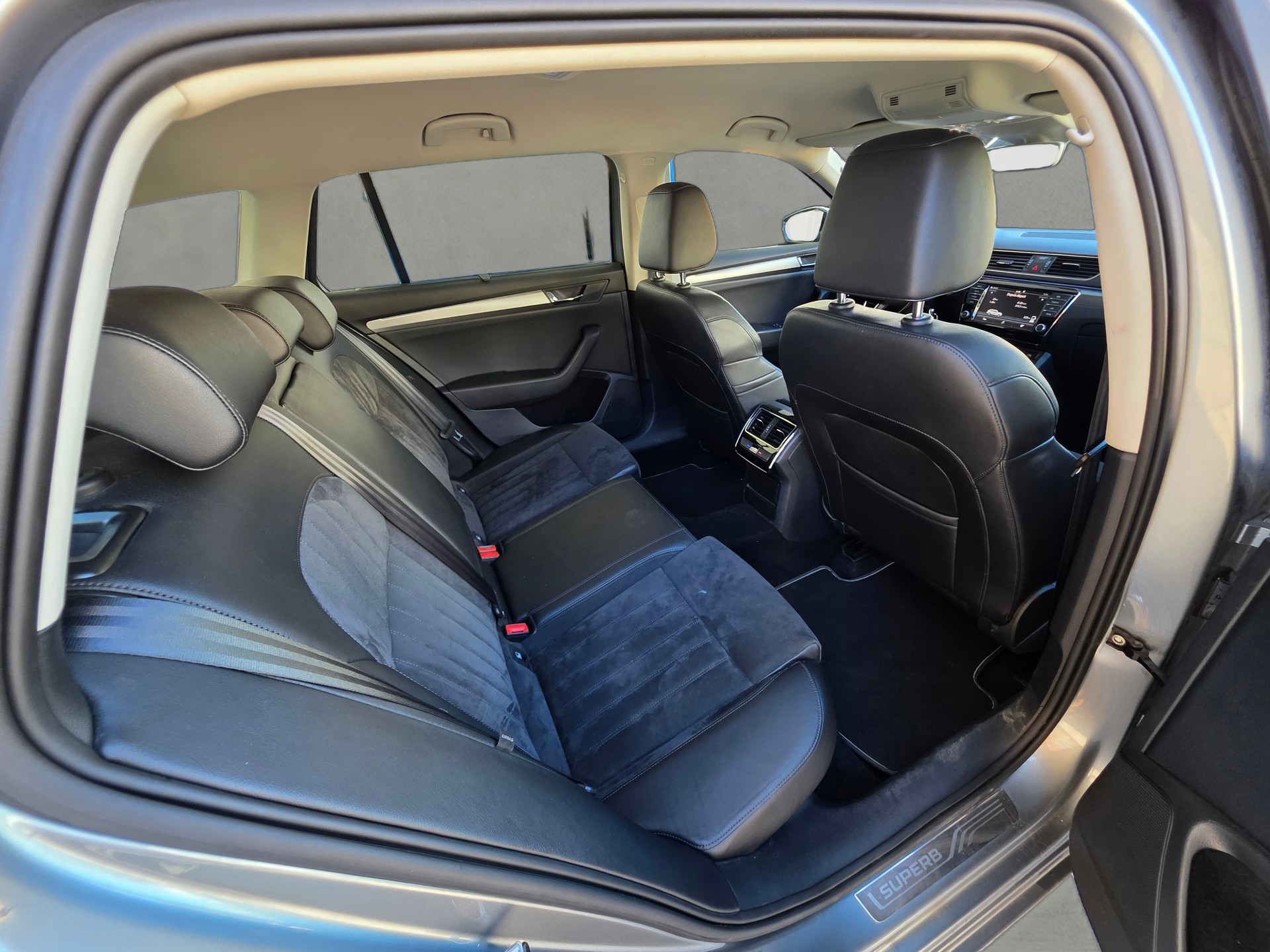 SKODA Superb Combi 2.0 TDi Style 4x4 DSG-image-21