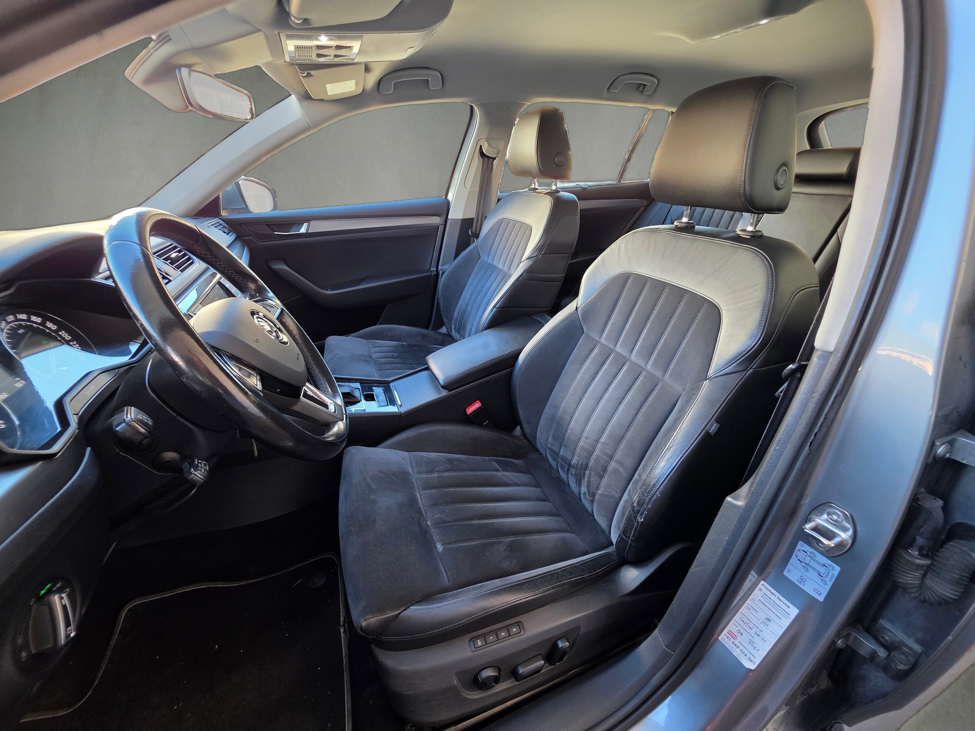 SKODA Superb Combi 2.0 TDi Style 4x4 DSG-image-18