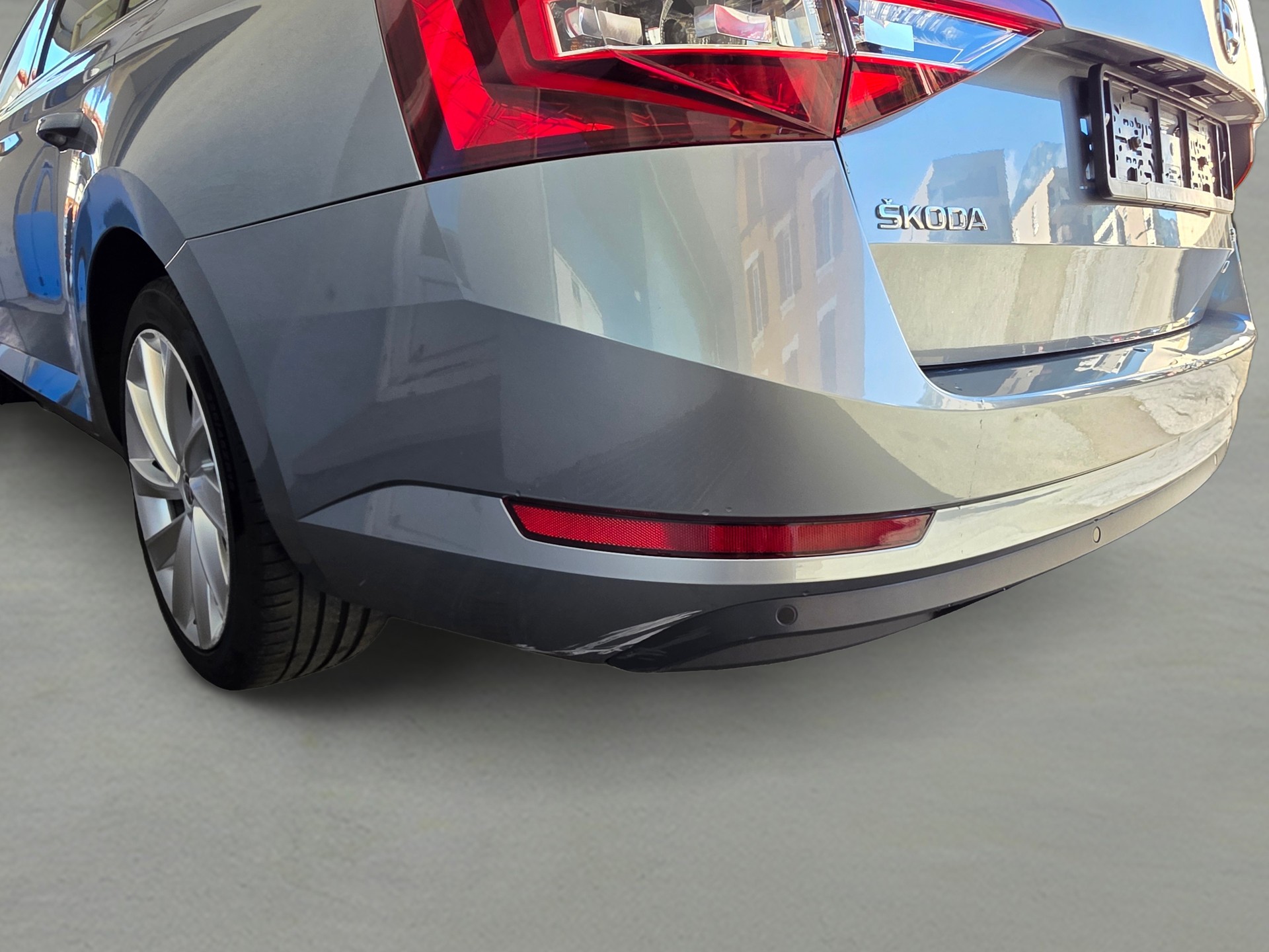 SKODA Superb Combi 2.0 TDi Style 4x4 DSG-image-12