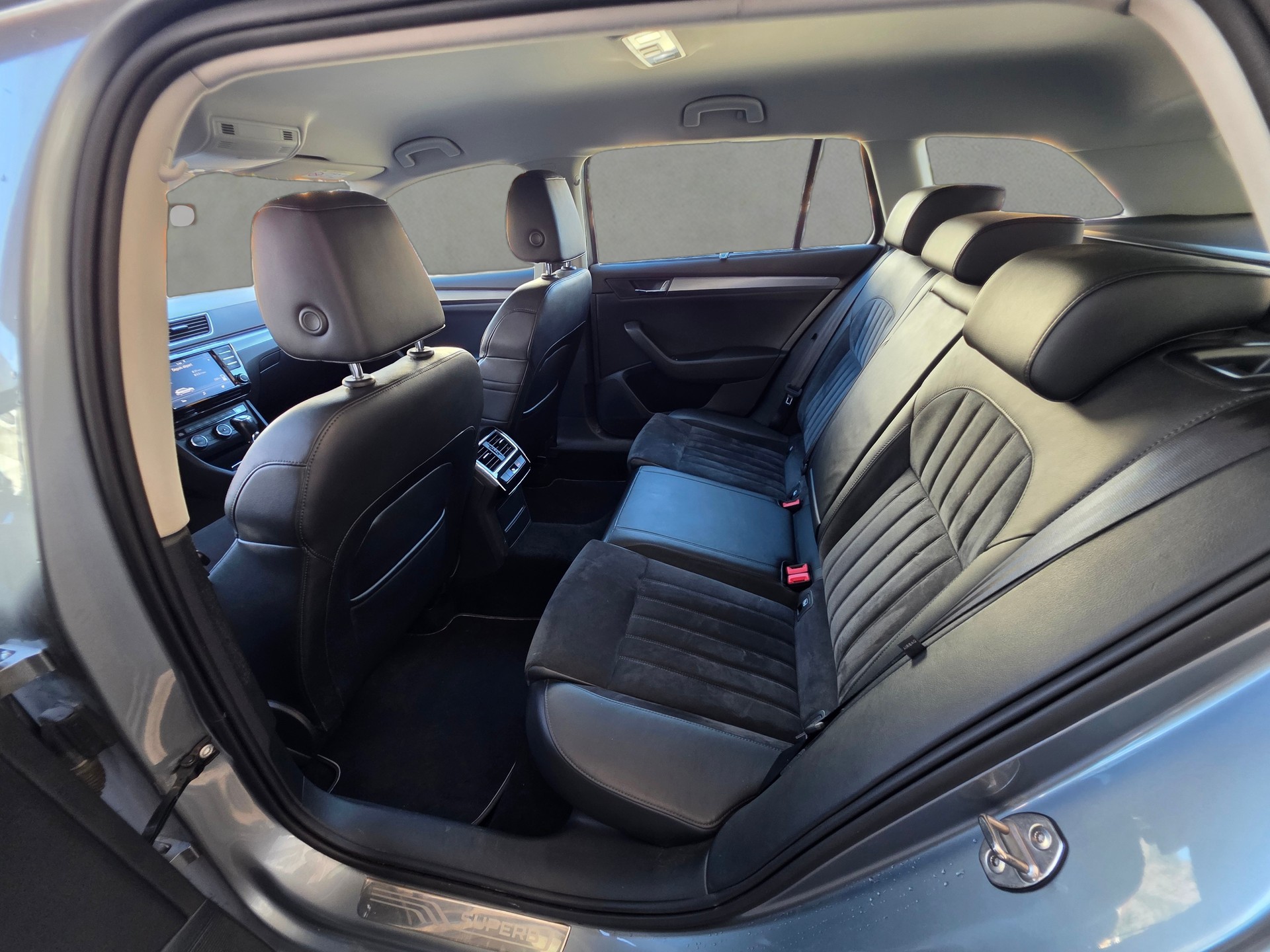 SKODA Superb Combi 2.0 TDi Style 4x4 DSG-image-19