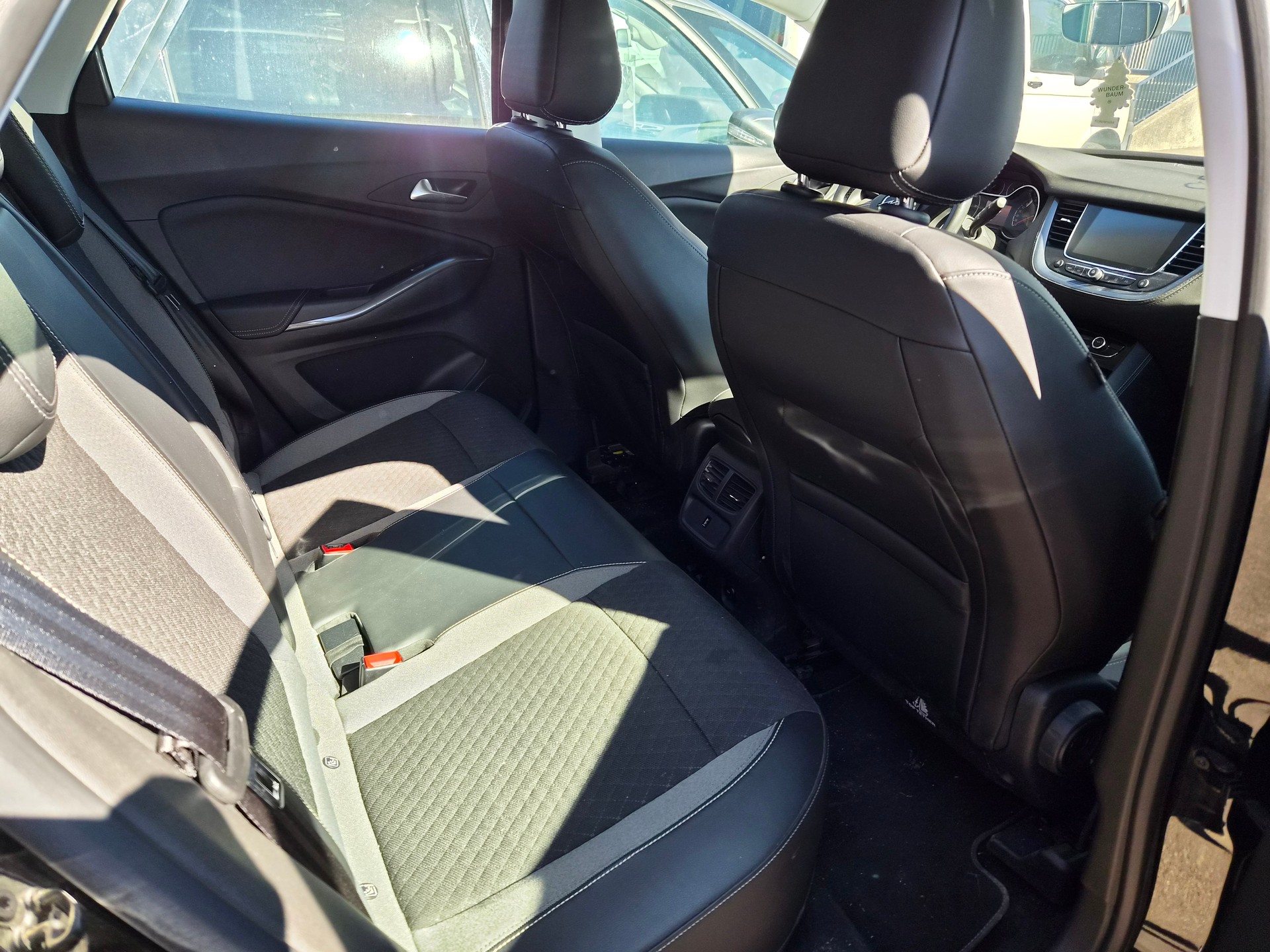 OPEL Grandland X 1.6 Hybrid4 Excellence Automatik-image-6