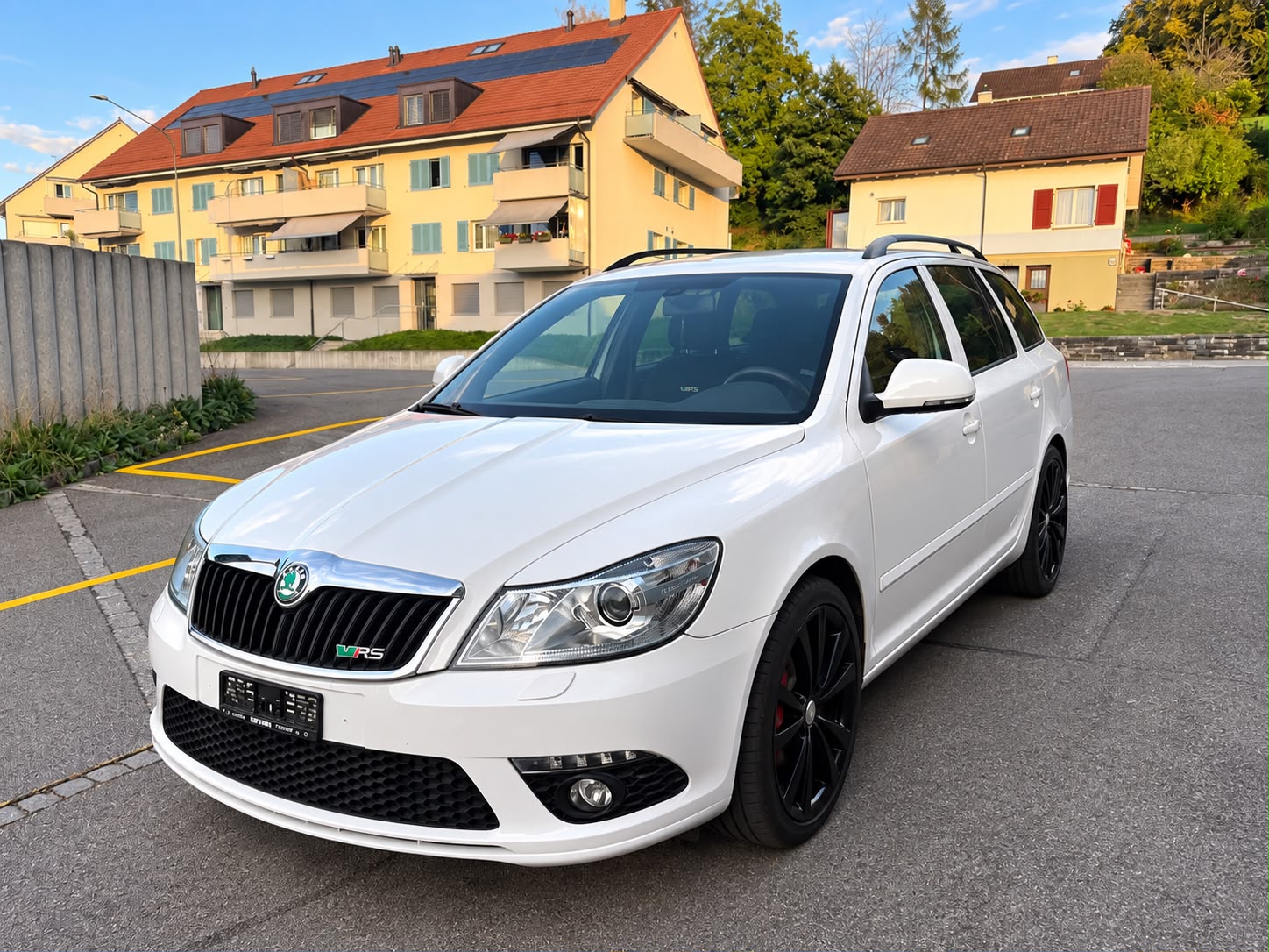 SKODA Octavia Combi 2.0 TSI RS-image-1