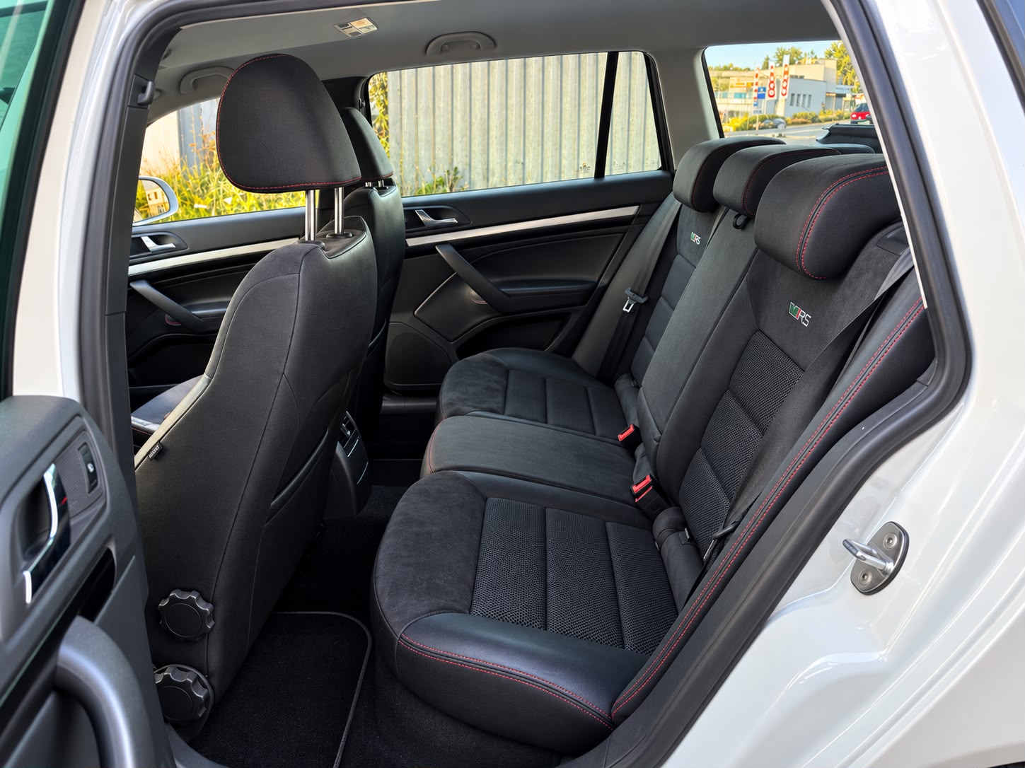 SKODA Octavia Combi 2.0 TSI RS-image-19
