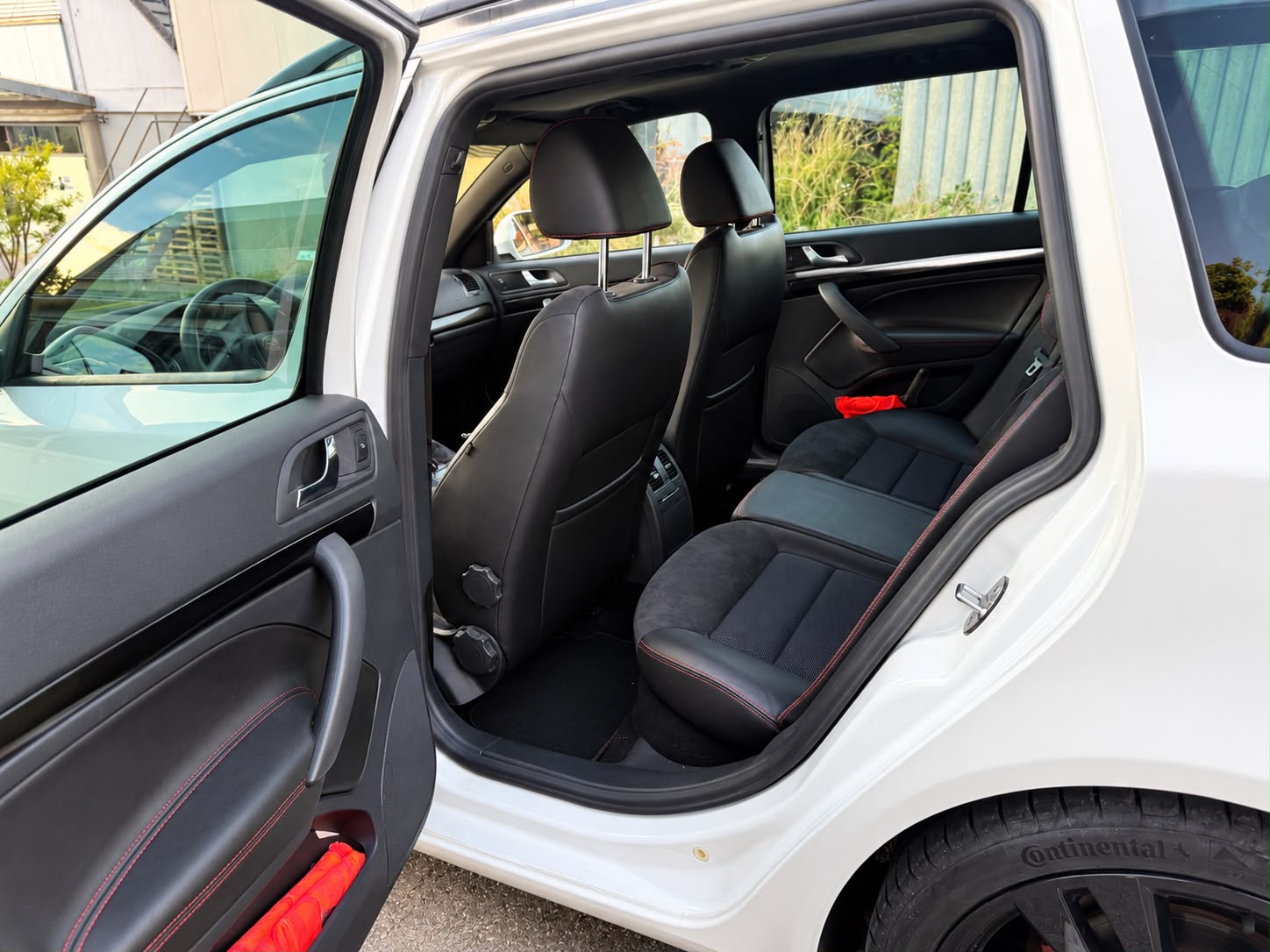 SKODA Octavia Combi 2.0 TSI RS-image-18