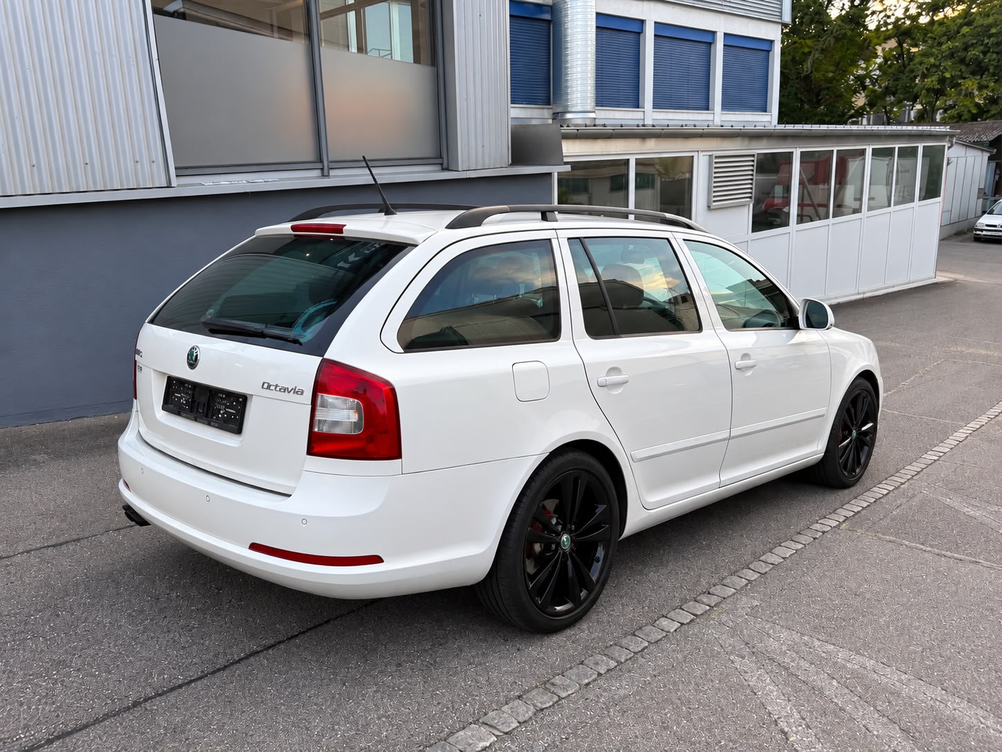 SKODA Octavia Combi 2.0 TSI RS-image-2