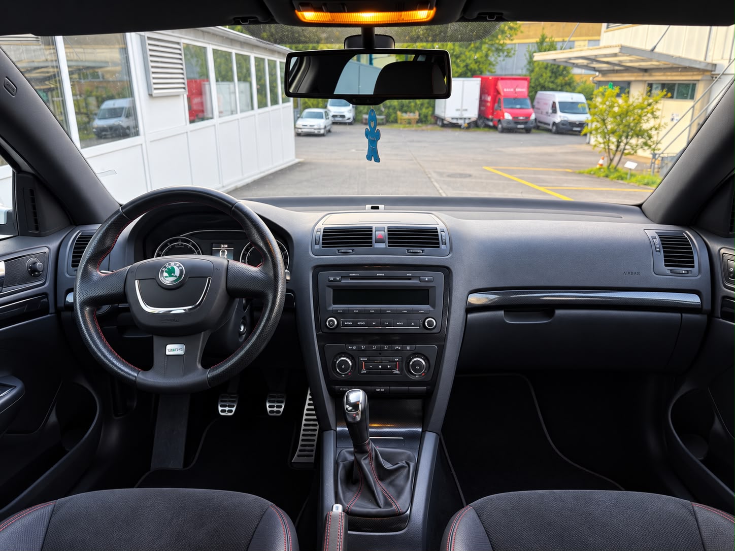 SKODA Octavia Combi 2.0 TSI RS-image-9