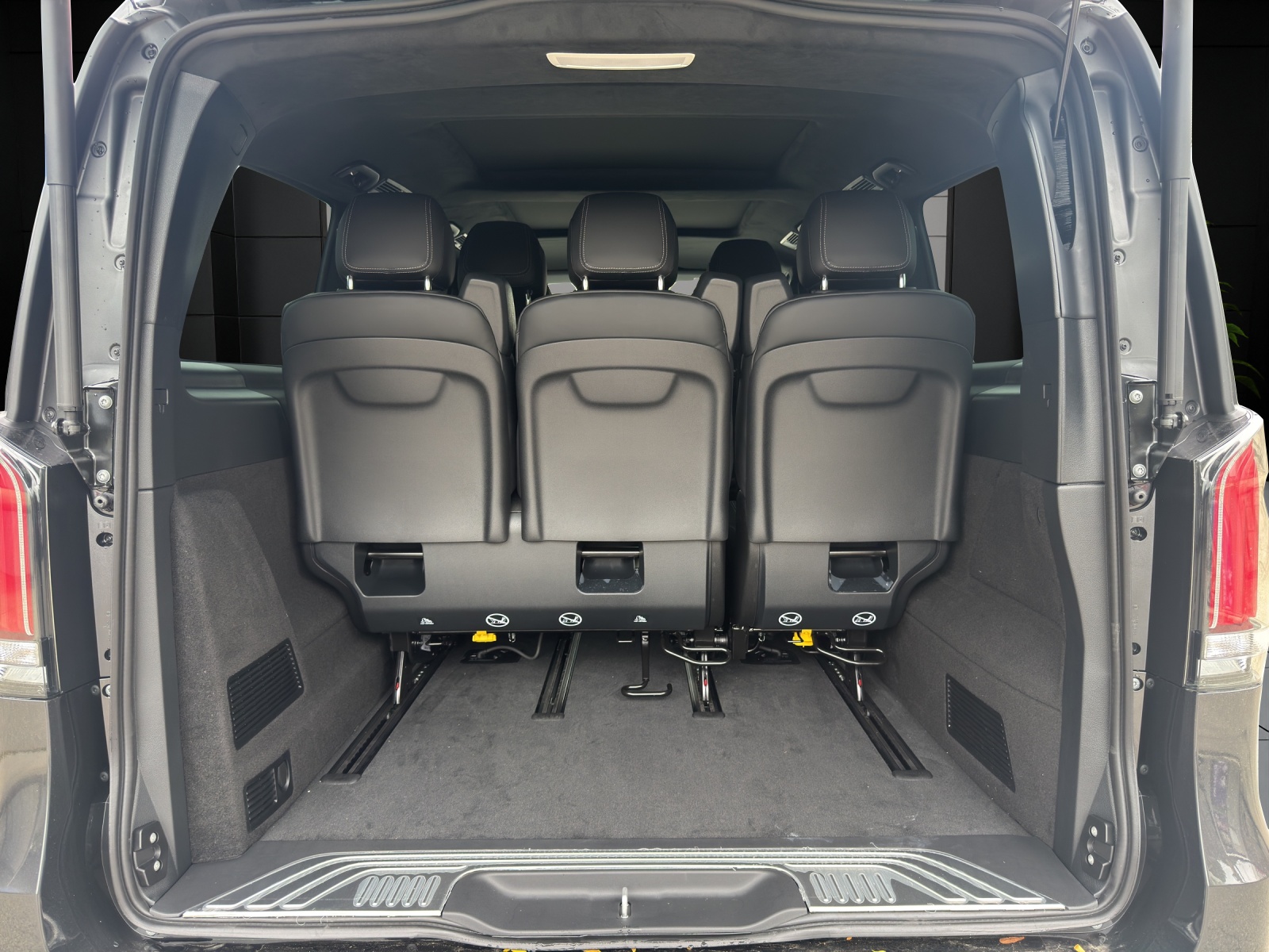 MERCEDES-BENZ V 300 d lang 4Matic Swiss Edition 9G-Tronic-image-5