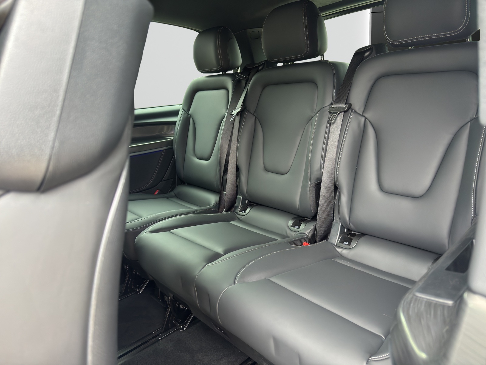 MERCEDES-BENZ V 300 d lang 4Matic Swiss Edition 9G-Tronic-image-9