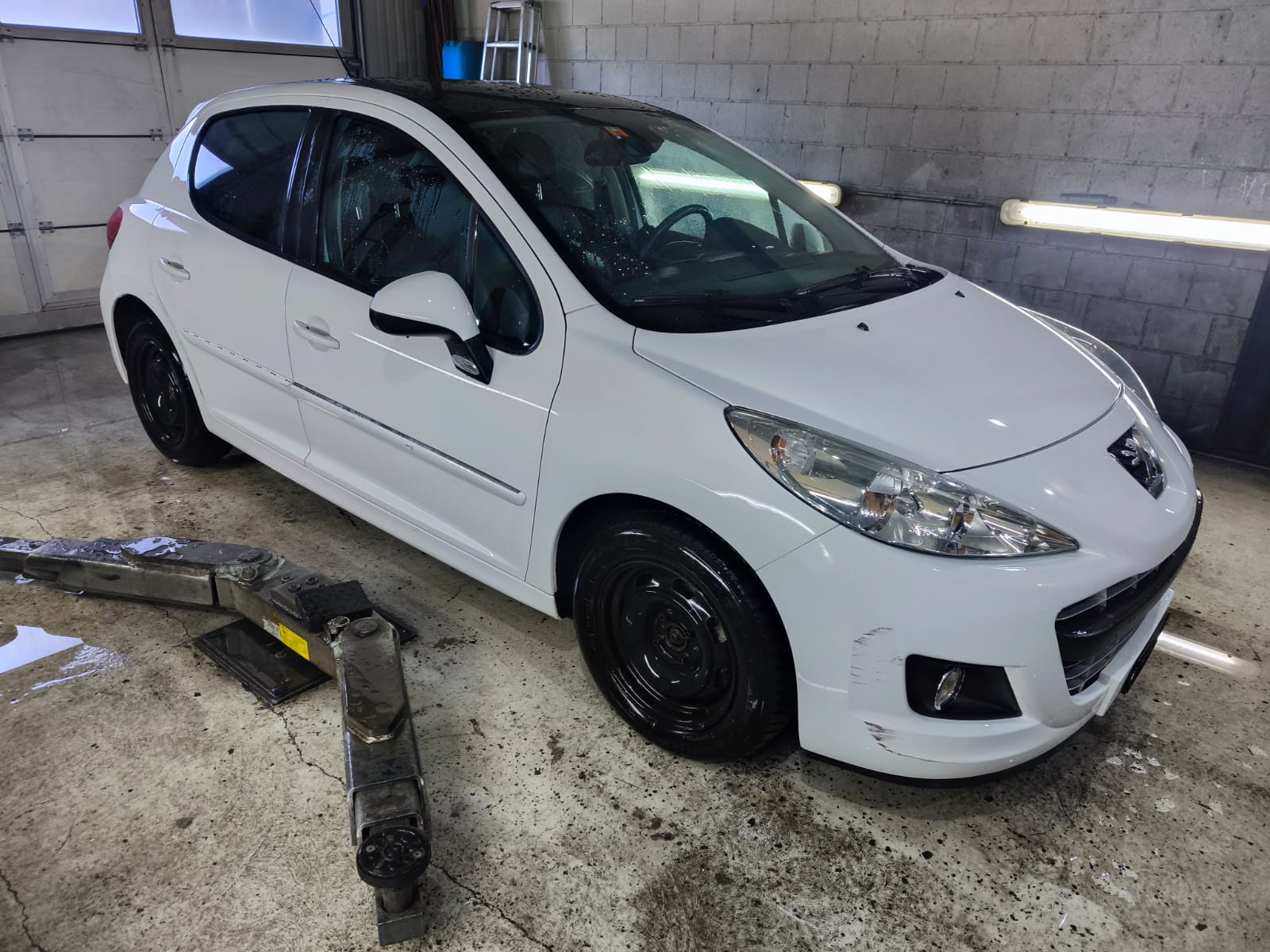 PEUGEOT 207 1.6 16V Allure Automatic-image-0