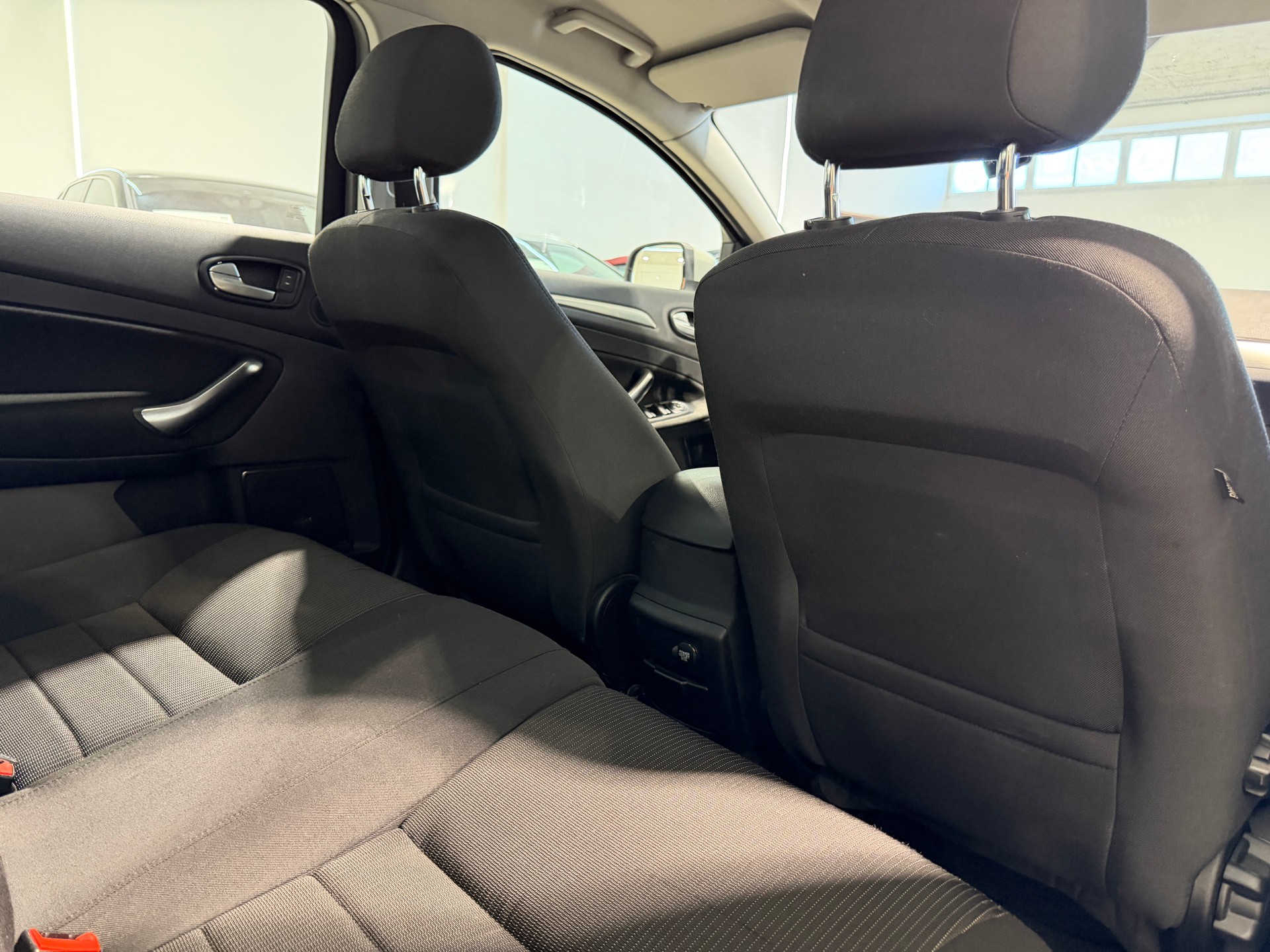 FORD Mondeo 2.3i 16V Ghia Automatic-image-9