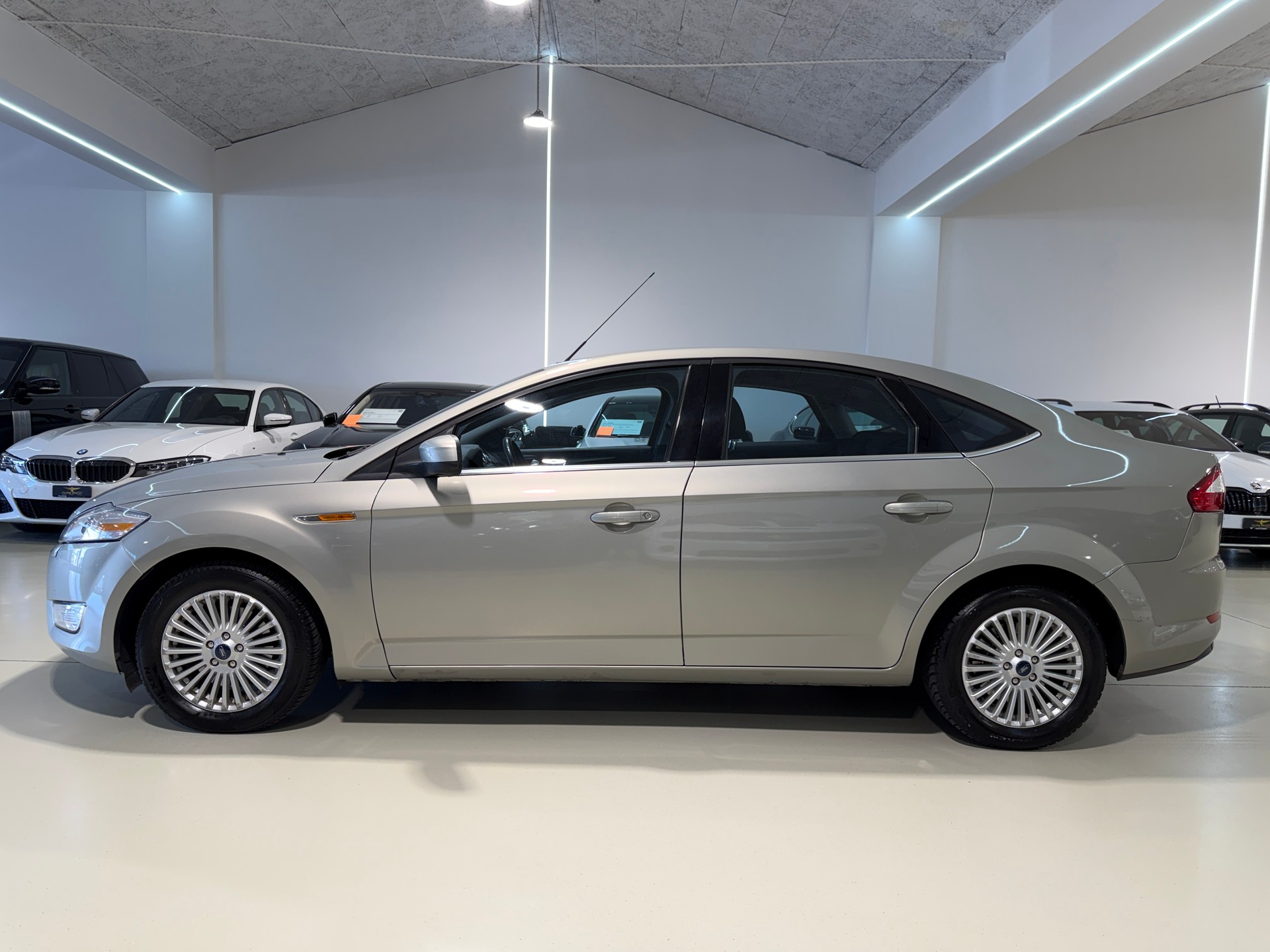 FORD Mondeo 2.3i 16V Ghia Automatic-image-4