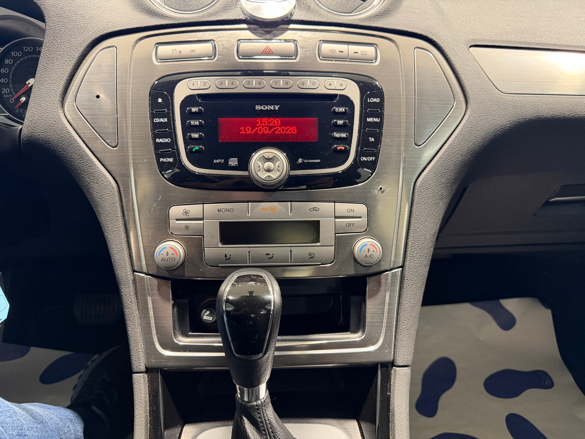 FORD Mondeo 2.3i 16V Ghia Automatic-image-18