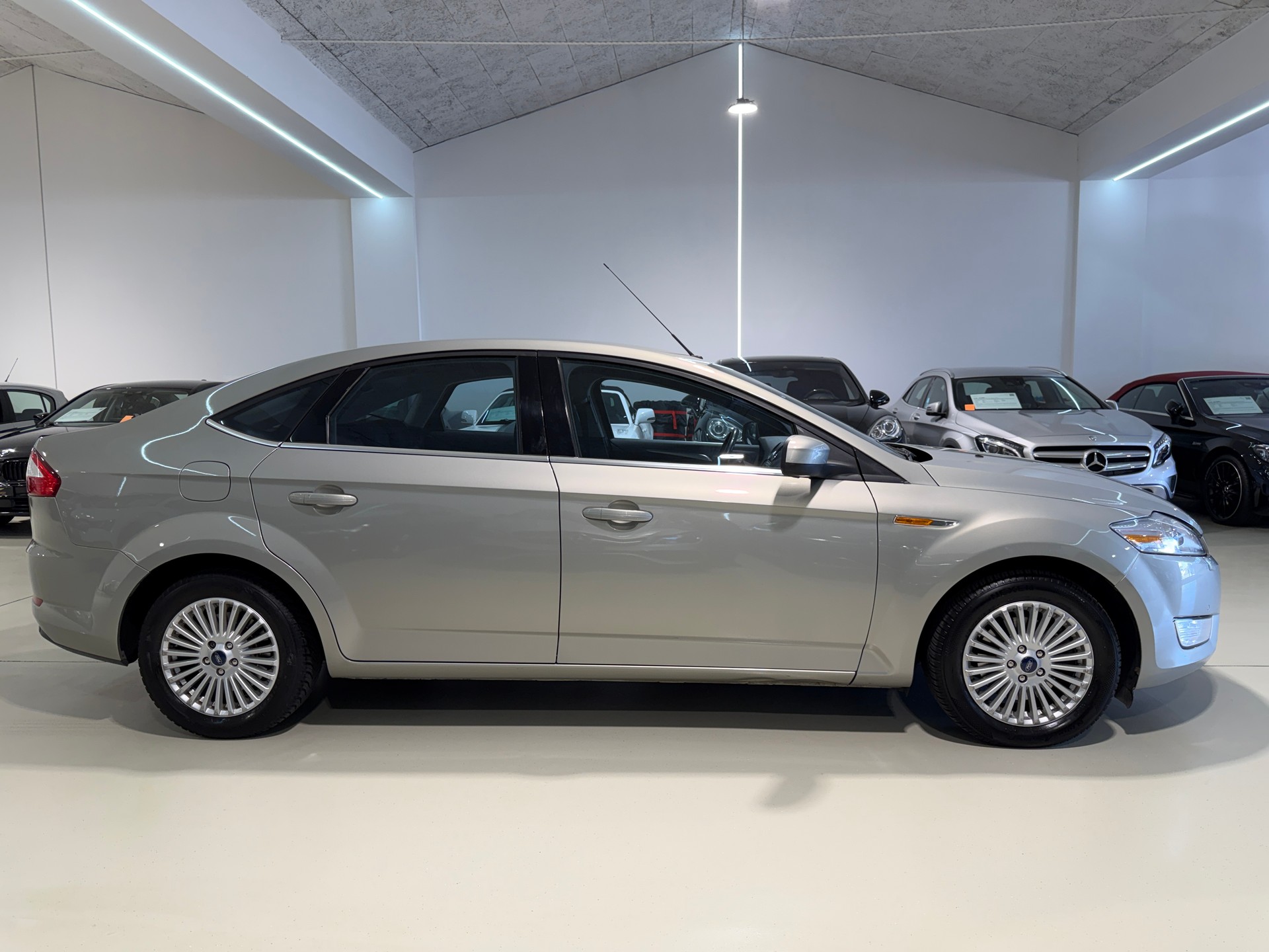 FORD Mondeo 2.3i 16V Ghia Automatic-image-3