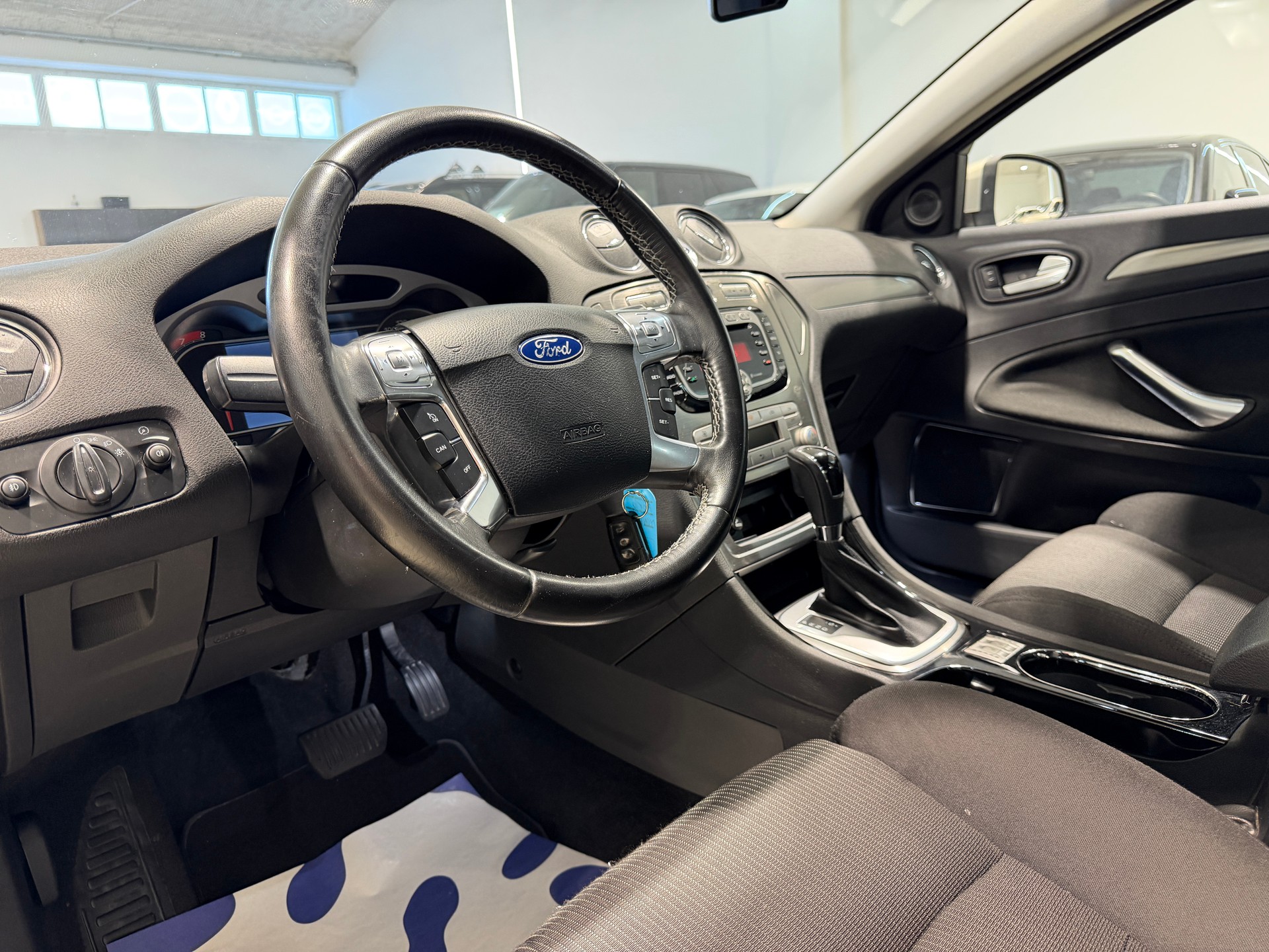 FORD Mondeo 2.3i 16V Ghia Automatic-image-14