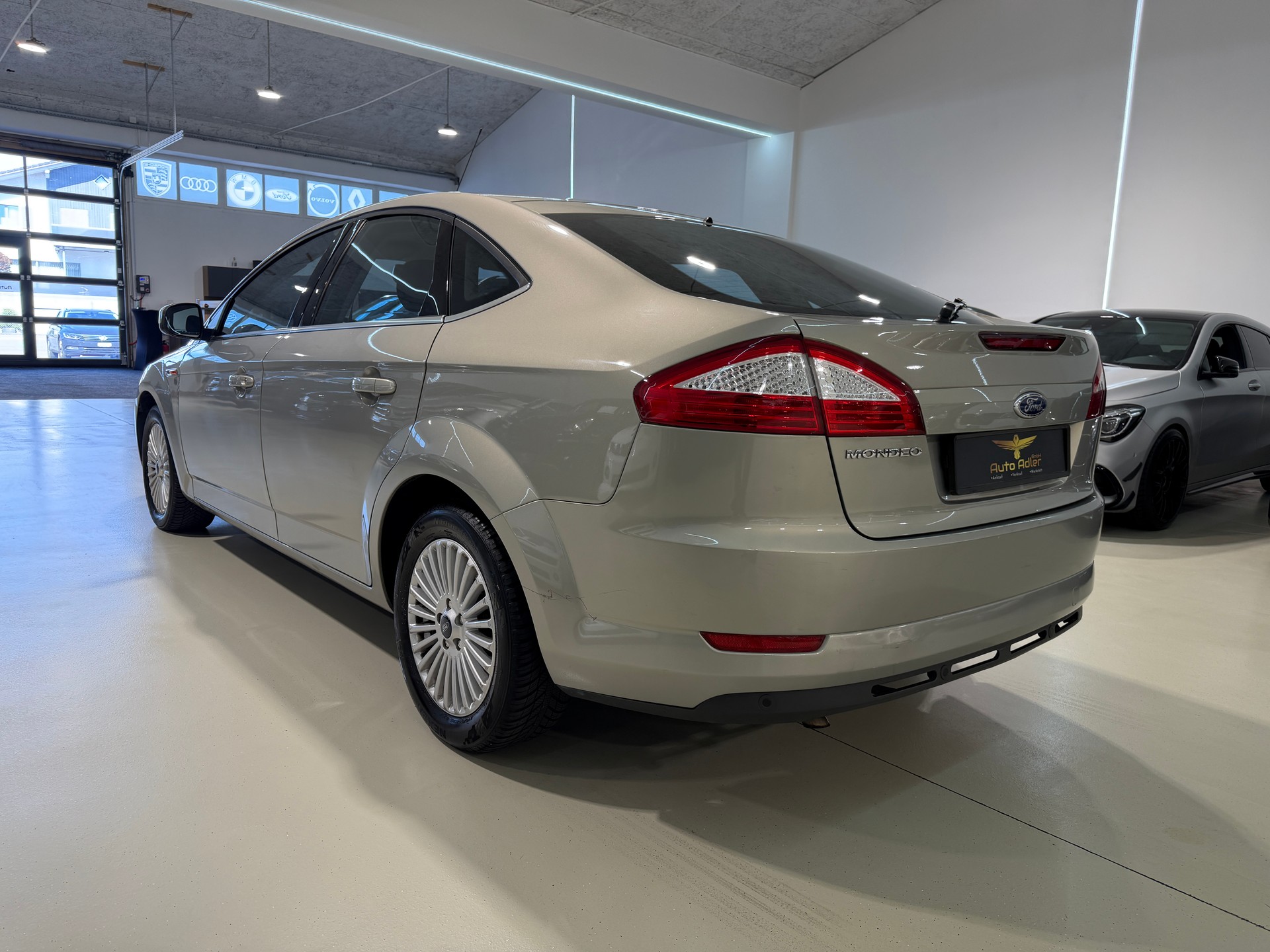 FORD Mondeo 2.3i 16V Ghia Automatic-image-5