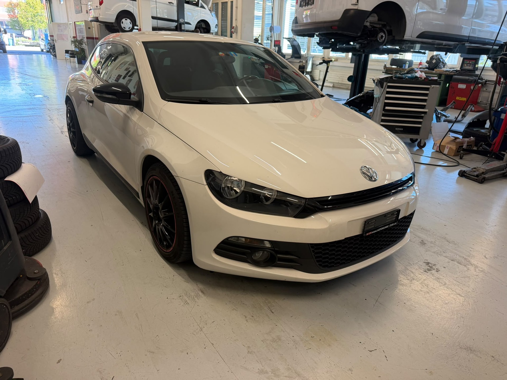 VW Scirocco 2.0 TSI-showroom-element-1