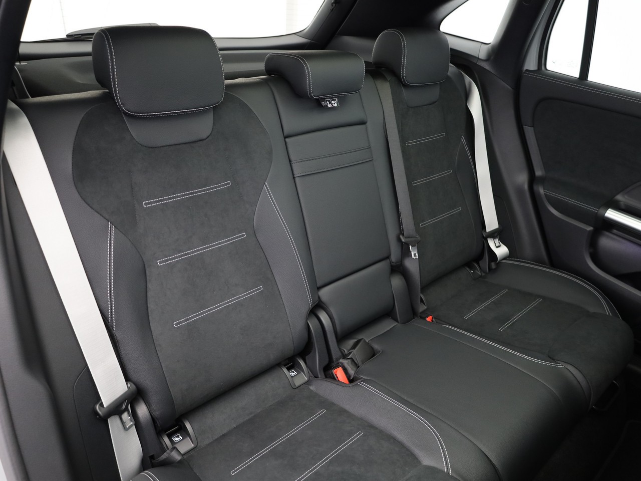 MERCEDES-BENZ GLA 200 7G-DCT-image-10