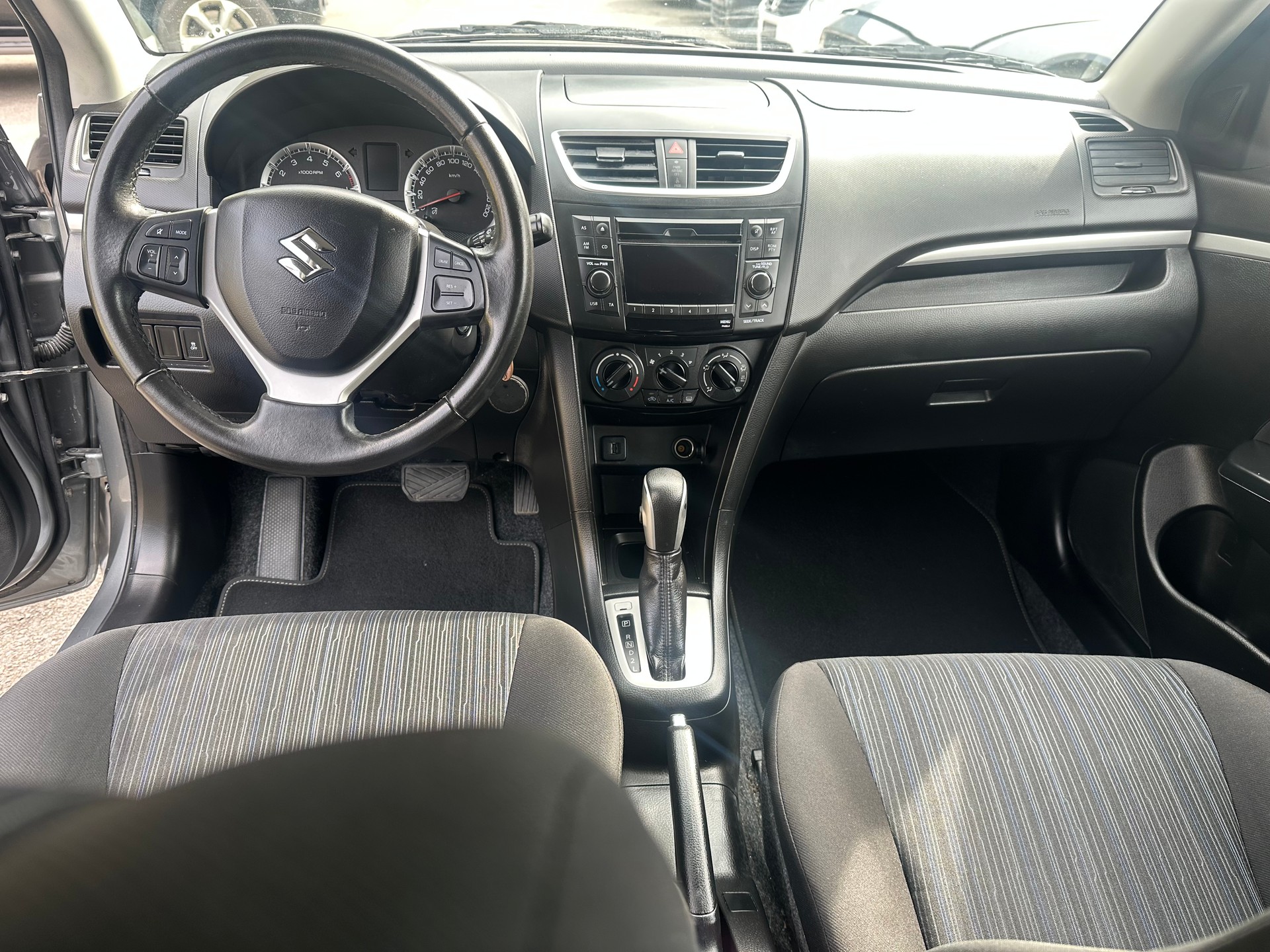 SUZUKI Swift 1.2i 16V Compact+ Automatic-image-8