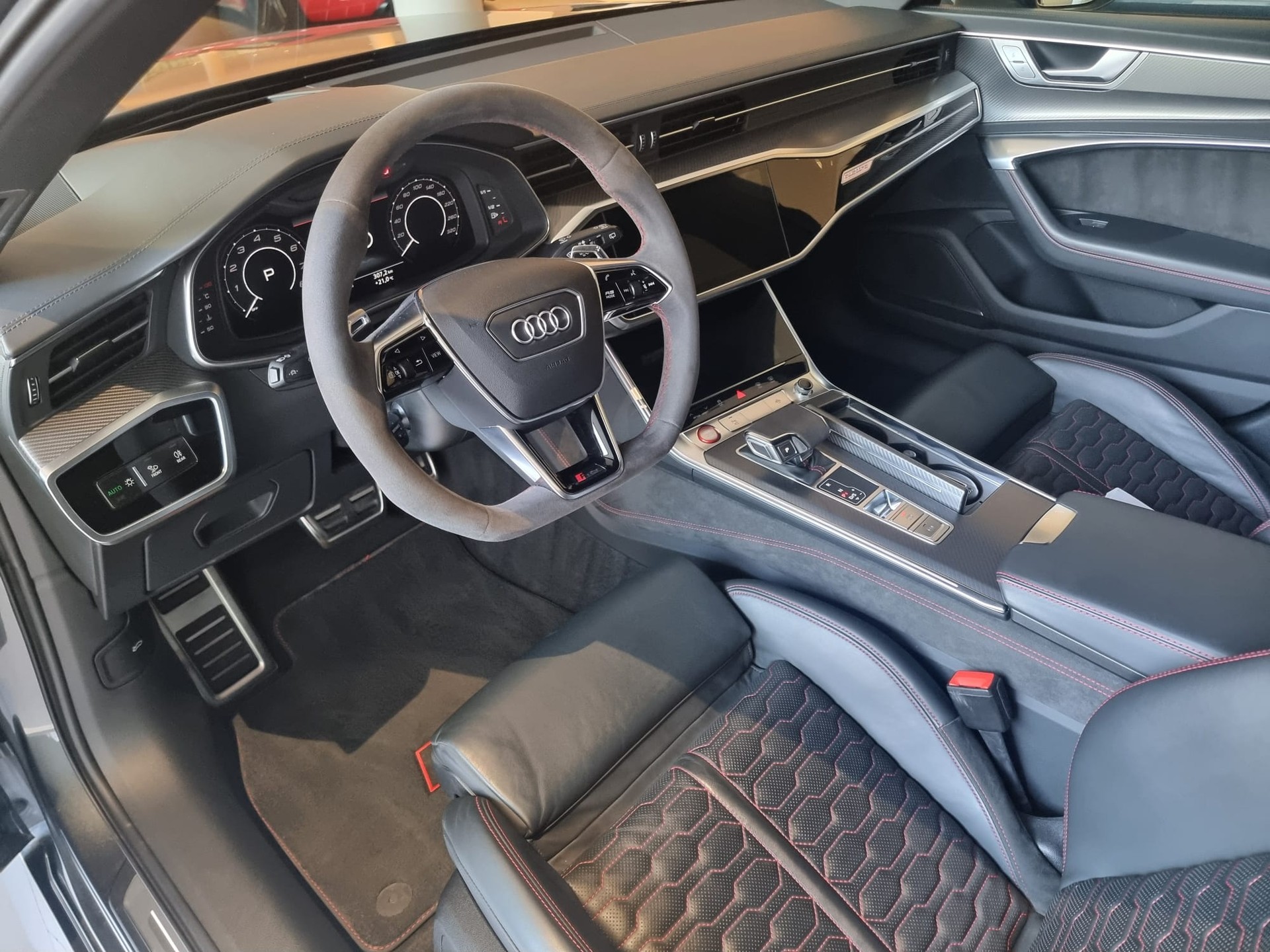 AUDI RS6 Avant 4.0 TFSI V8 quattro-image-6