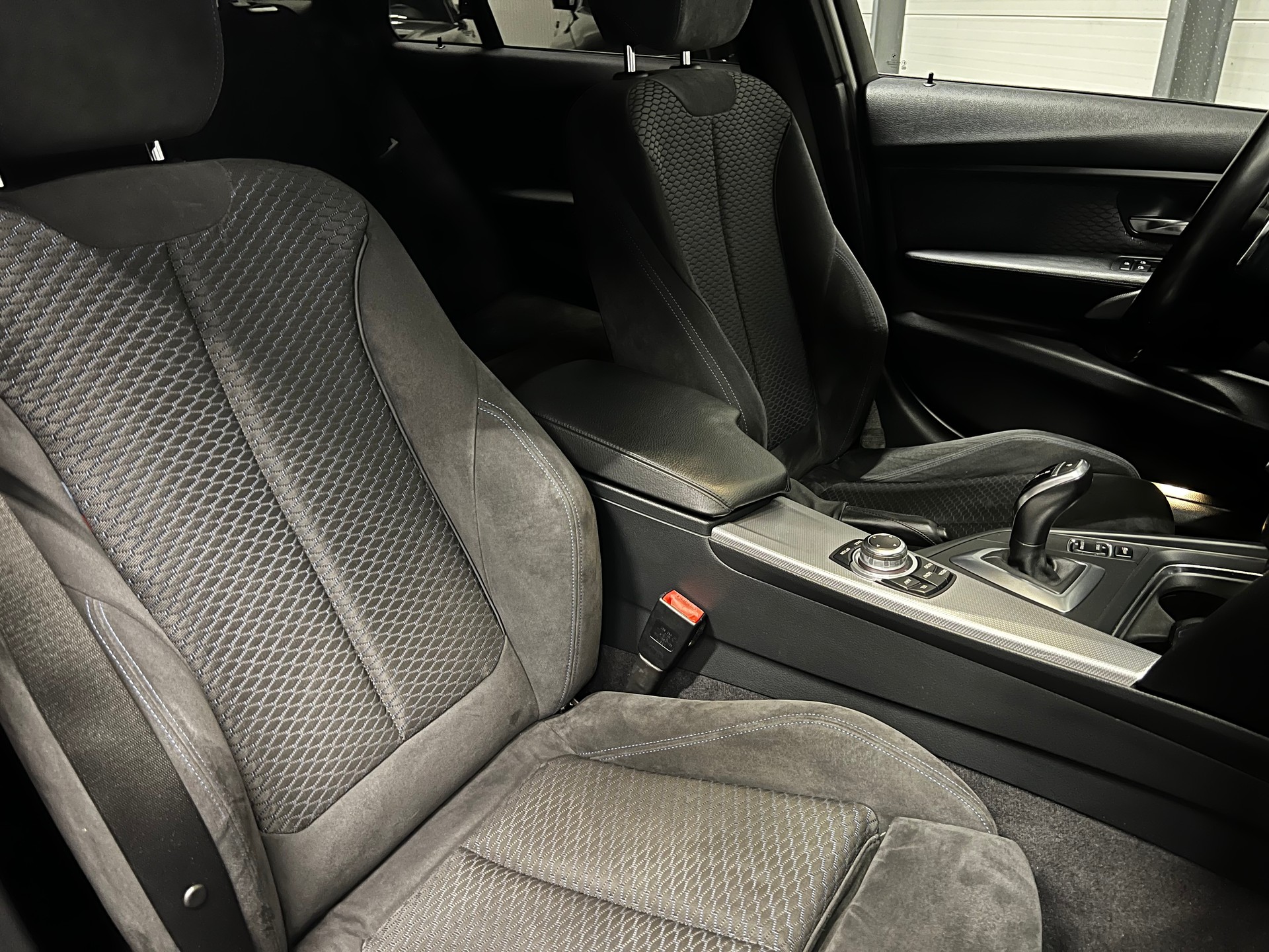 BMW 320d SAG Touring-image-13