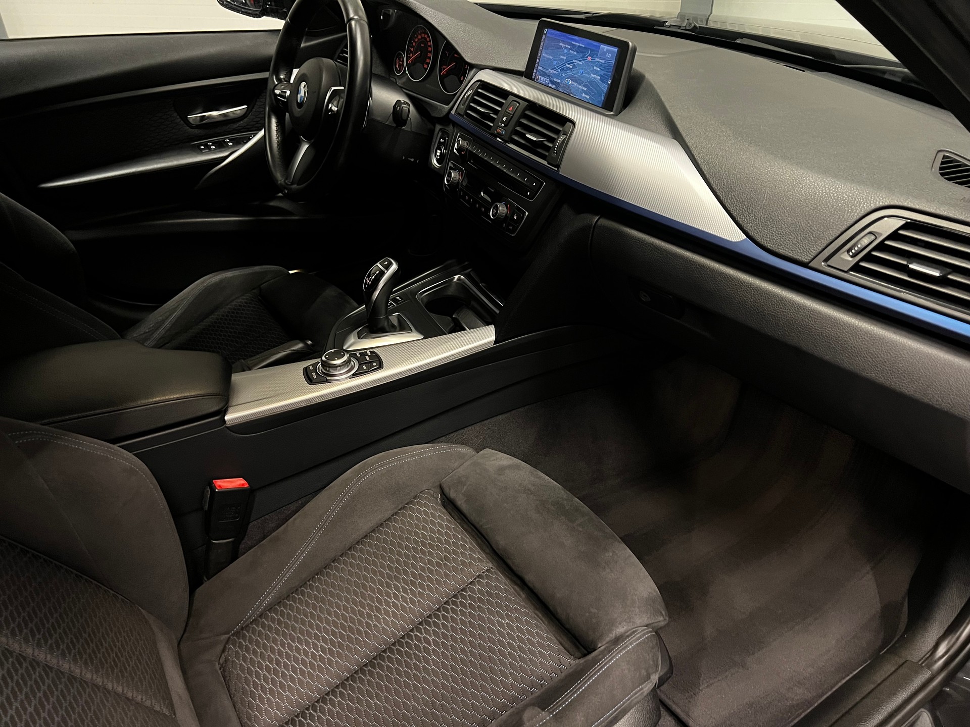 BMW 320d SAG Touring-image-12