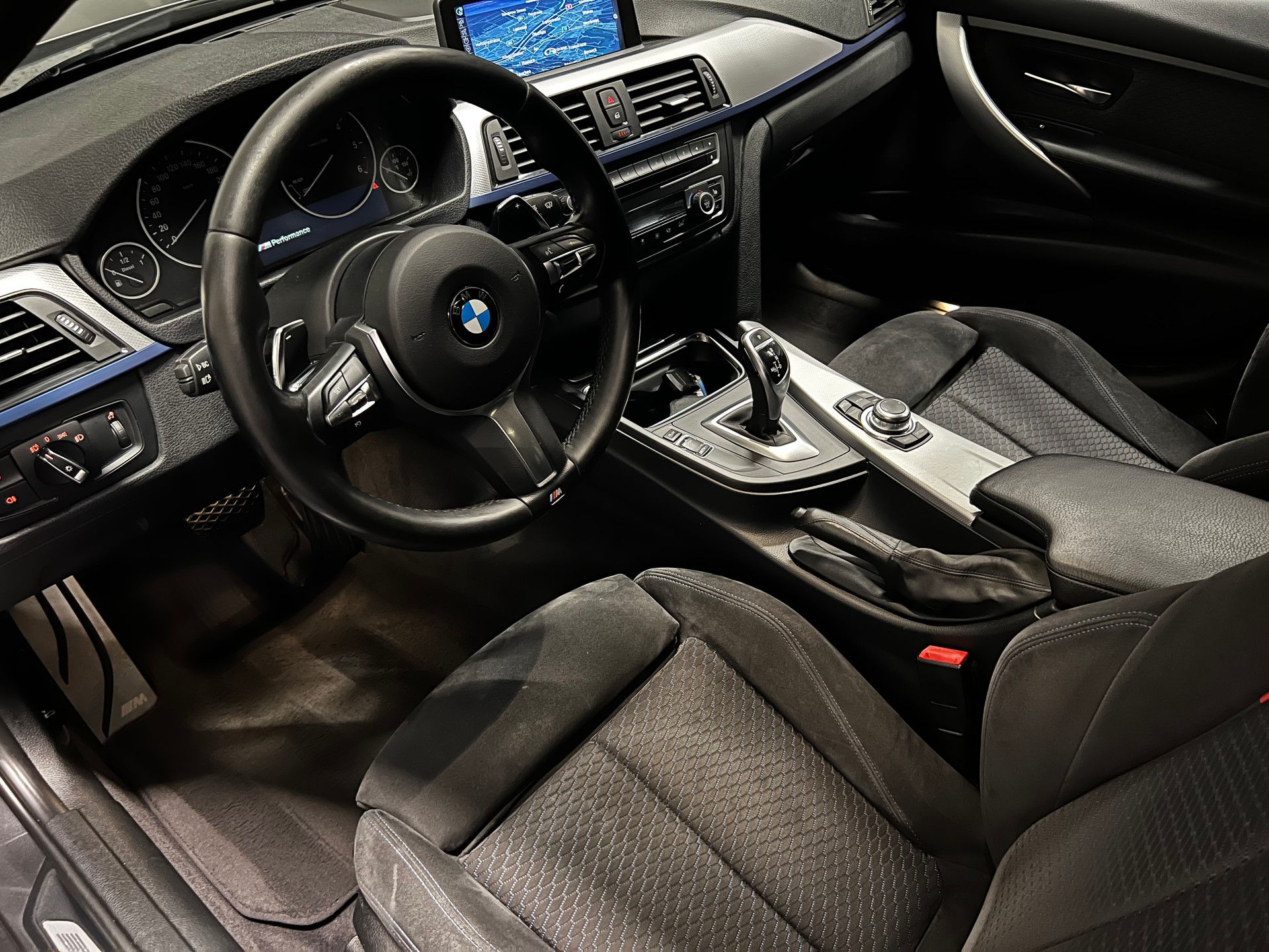BMW 320d SAG Touring-image-8