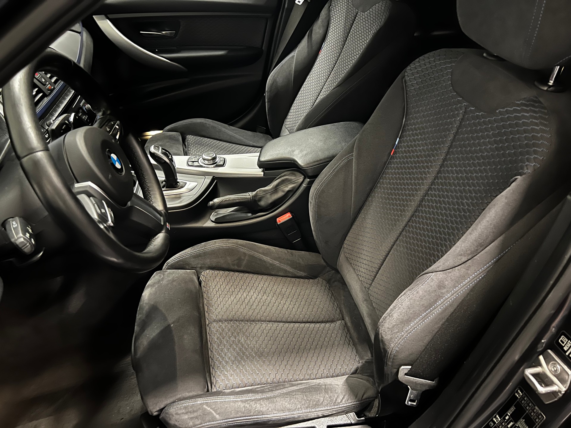 BMW 320d SAG Touring-image-10