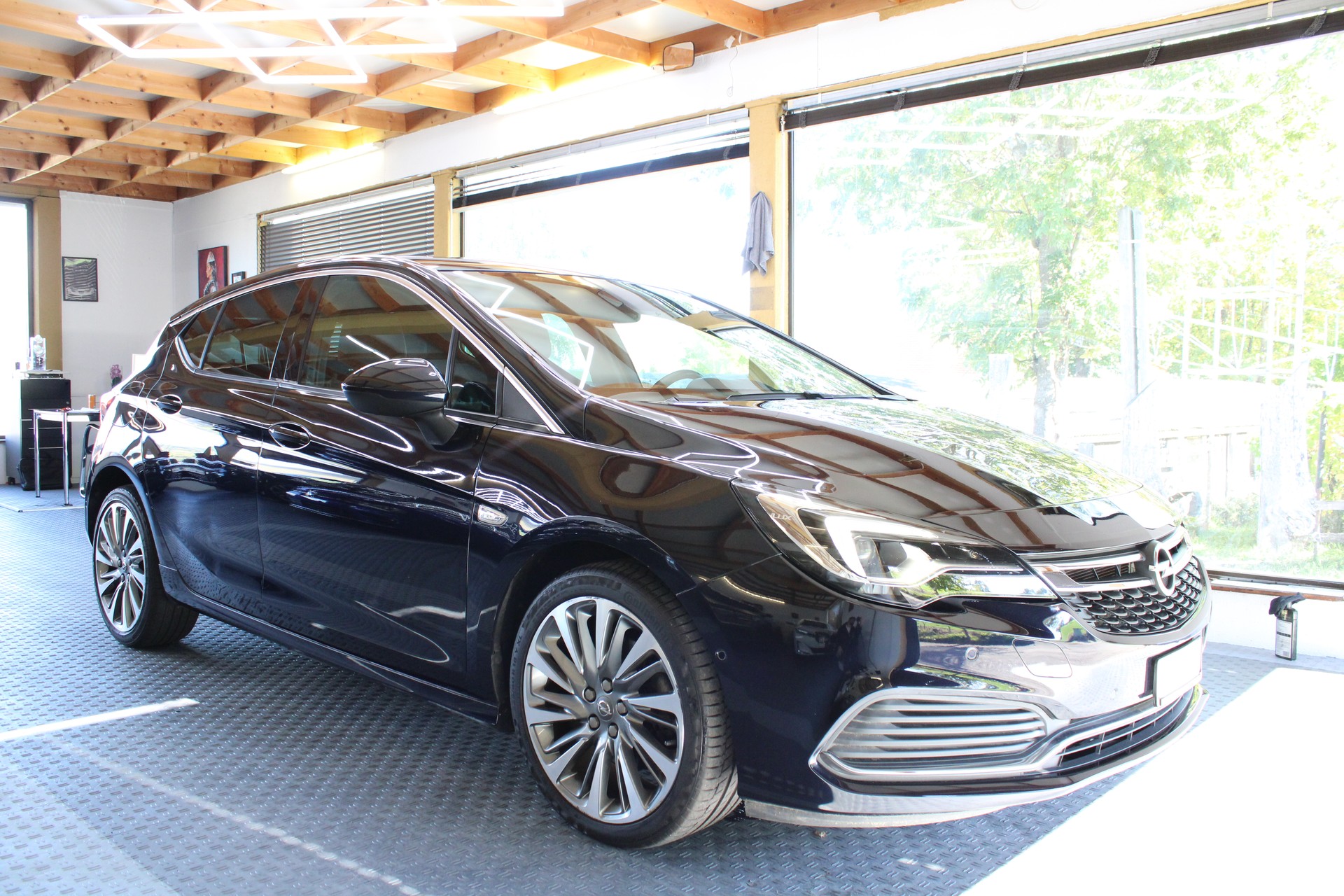 OPEL Astra 1.6i Turbo Black Edition Automatic-image-2
