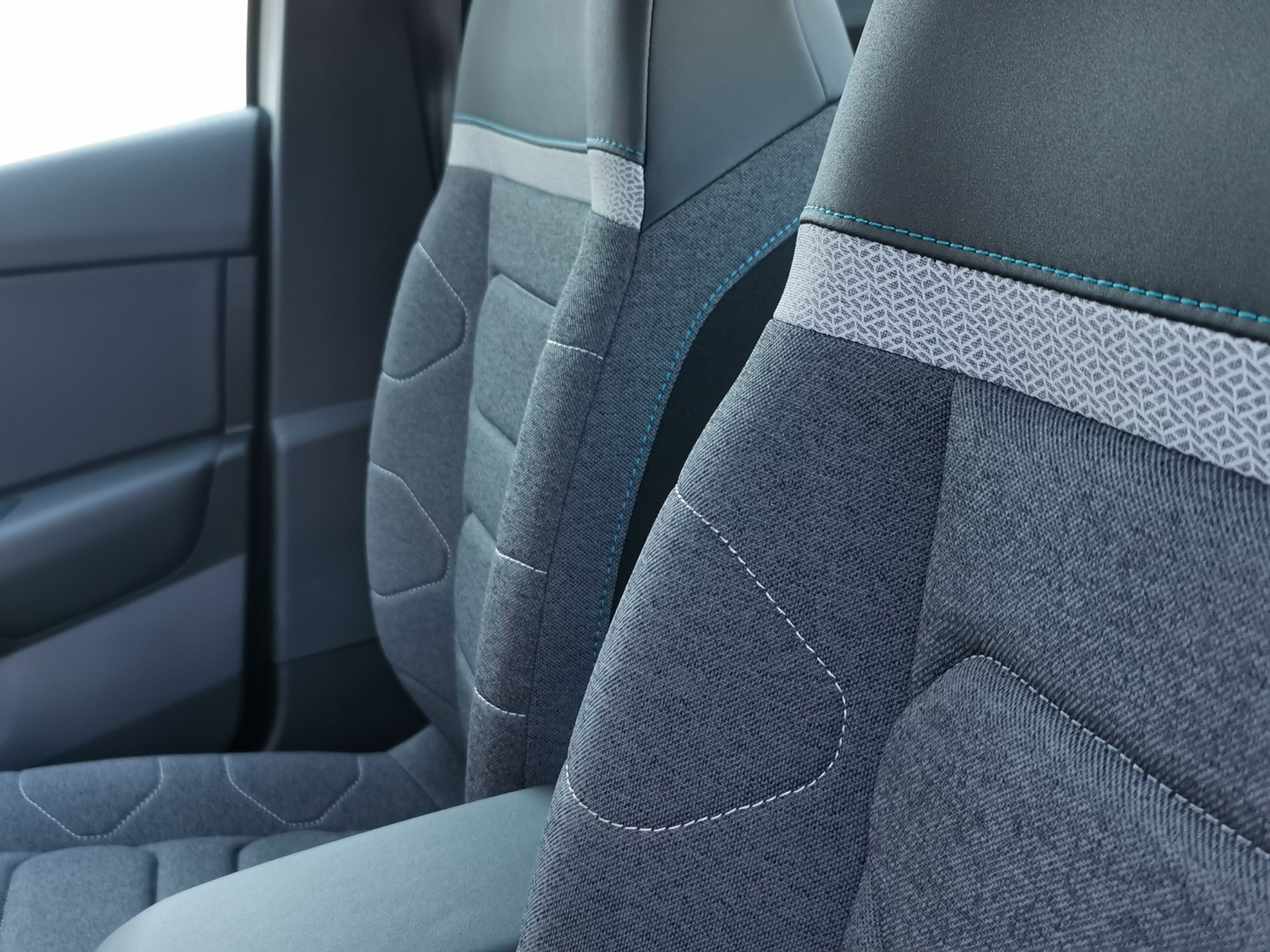 CITROEN C4 X 1.2 Pure Tech Swiss Edition EAT8-image-9