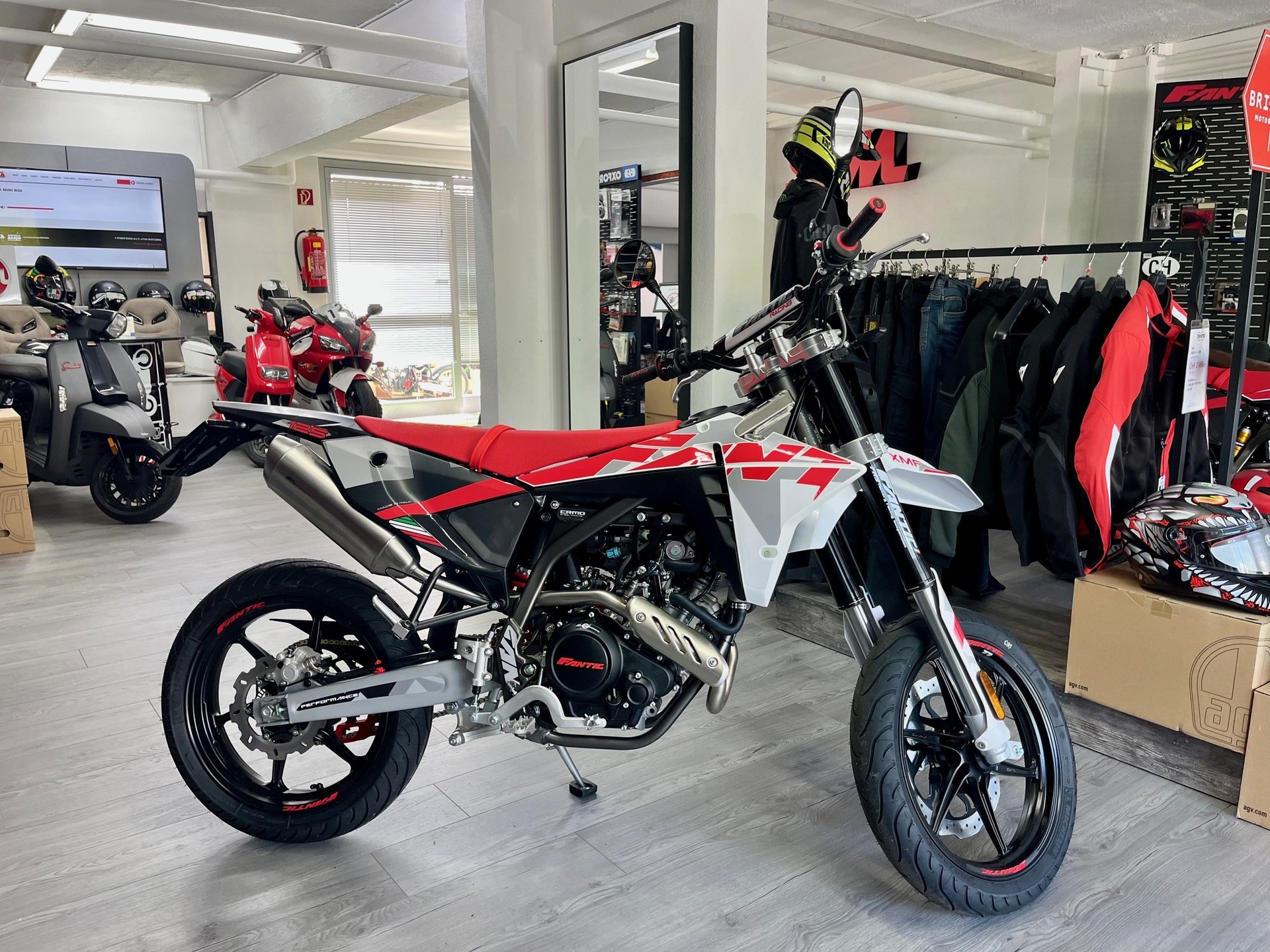 FANTIC XMF 125 Motard Performance MY25 - GRATIS LIEFERUNG"-showroom-element-3