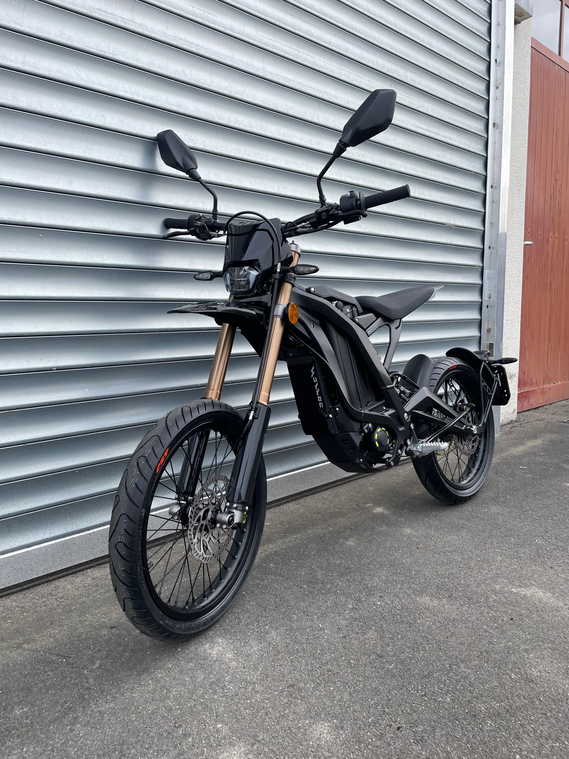 SUR-RON Light Bee L1e Black Eddition-showroom-element-1