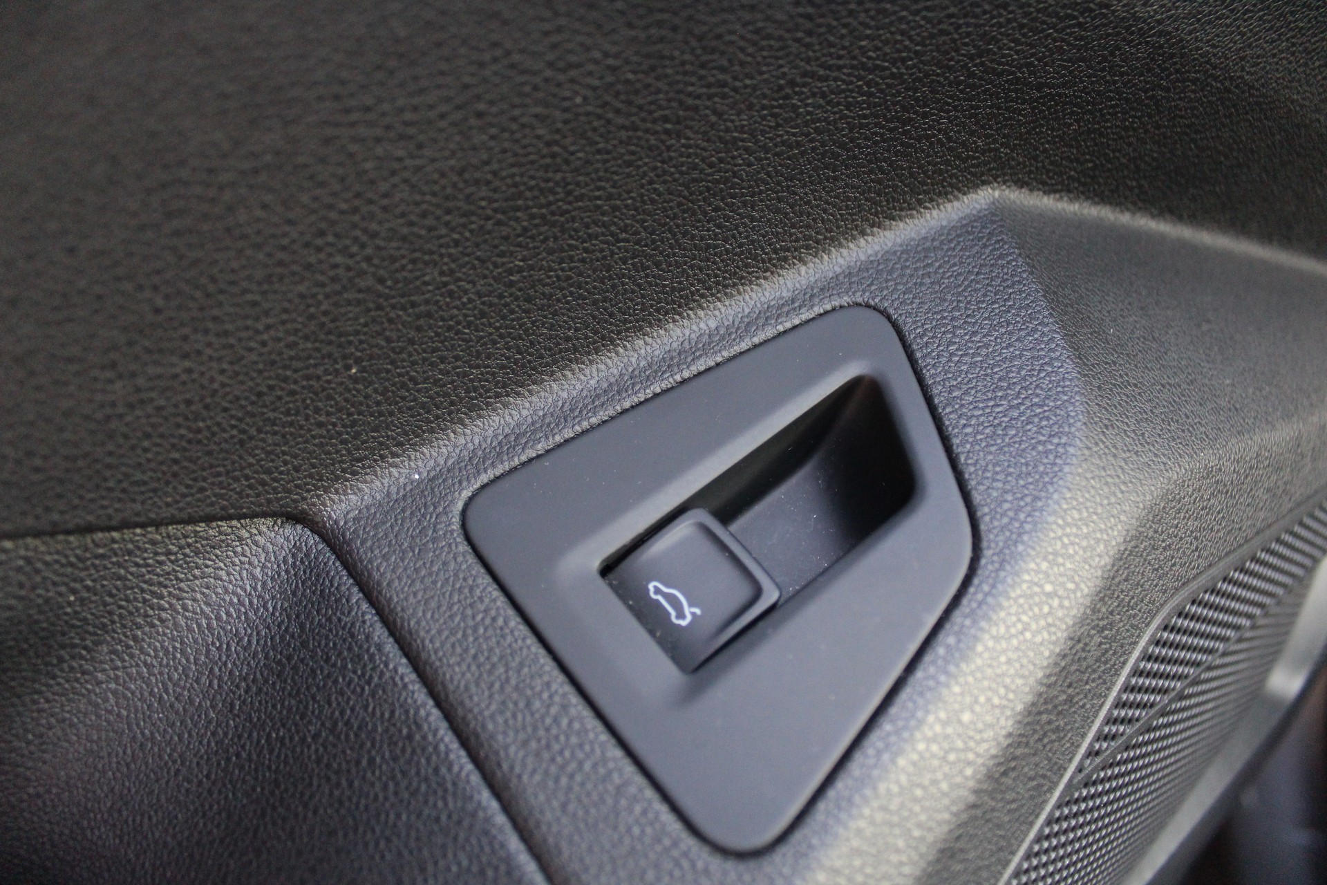 VW Touareg 3.0 TDI R Line Tiptronic - "Pack R-Line Int/Ext * Attelage Elec. 3500 Kg * Caméra * Service gratuit"-image-13