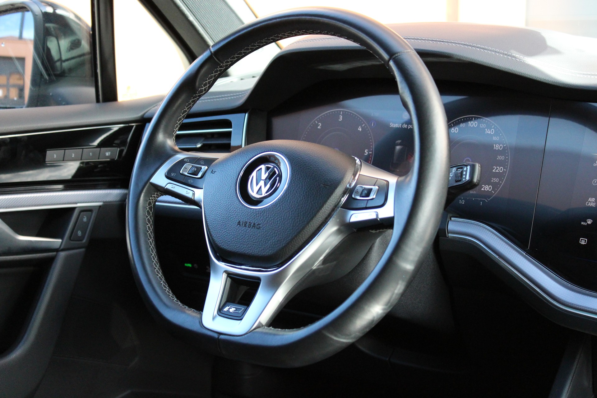 VW Touareg 3.0 TDI R Line Tiptronic - "Pack R-Line Int/Ext * Attelage Elec. 3500 Kg * Caméra * Service gratuit"-image-9