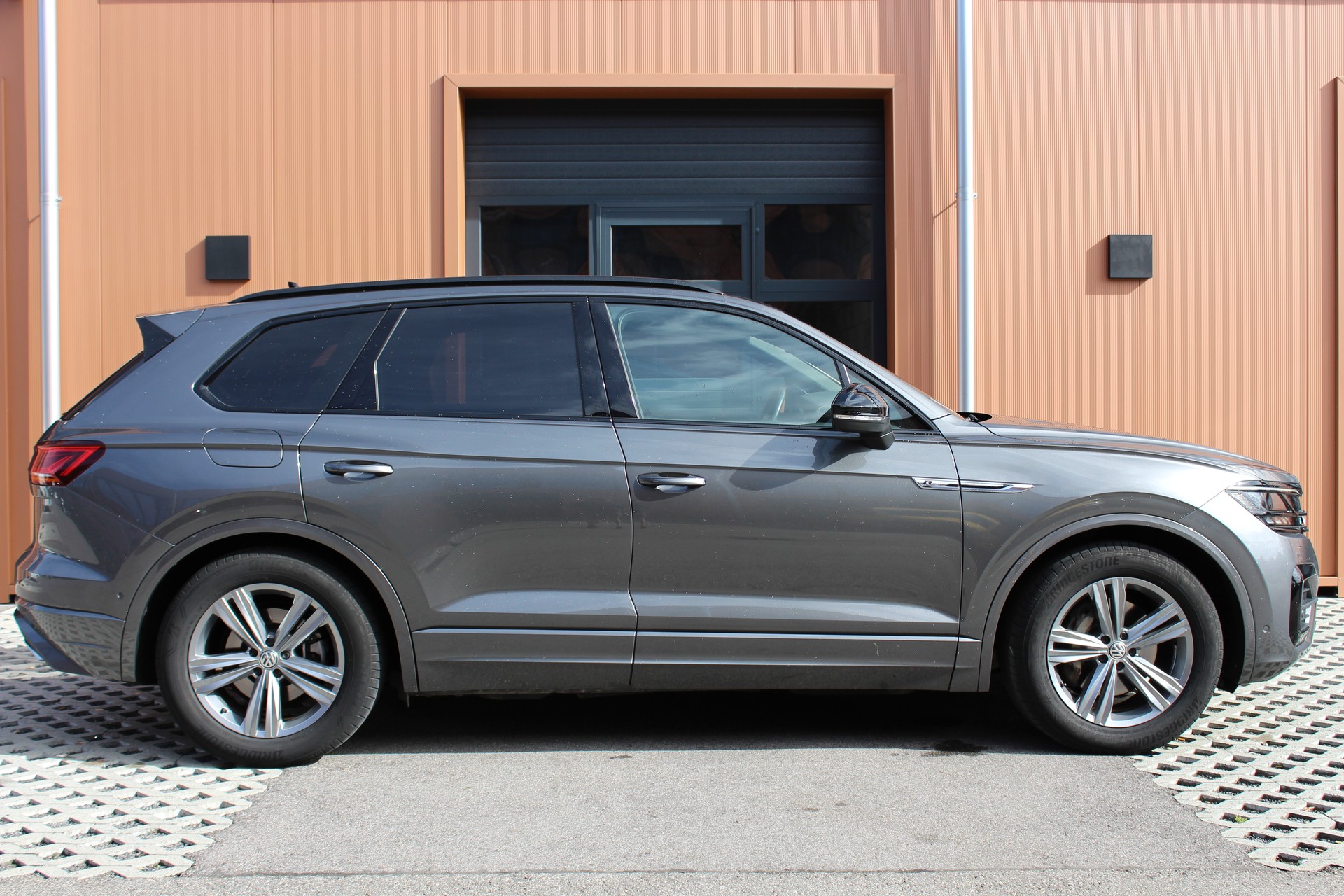 VW Touareg 3.0 TDI R Line Tiptronic - "Pack R-Line Int/Ext * Attelage Elec. 3500 Kg * Caméra * Service gratuit"-image-3