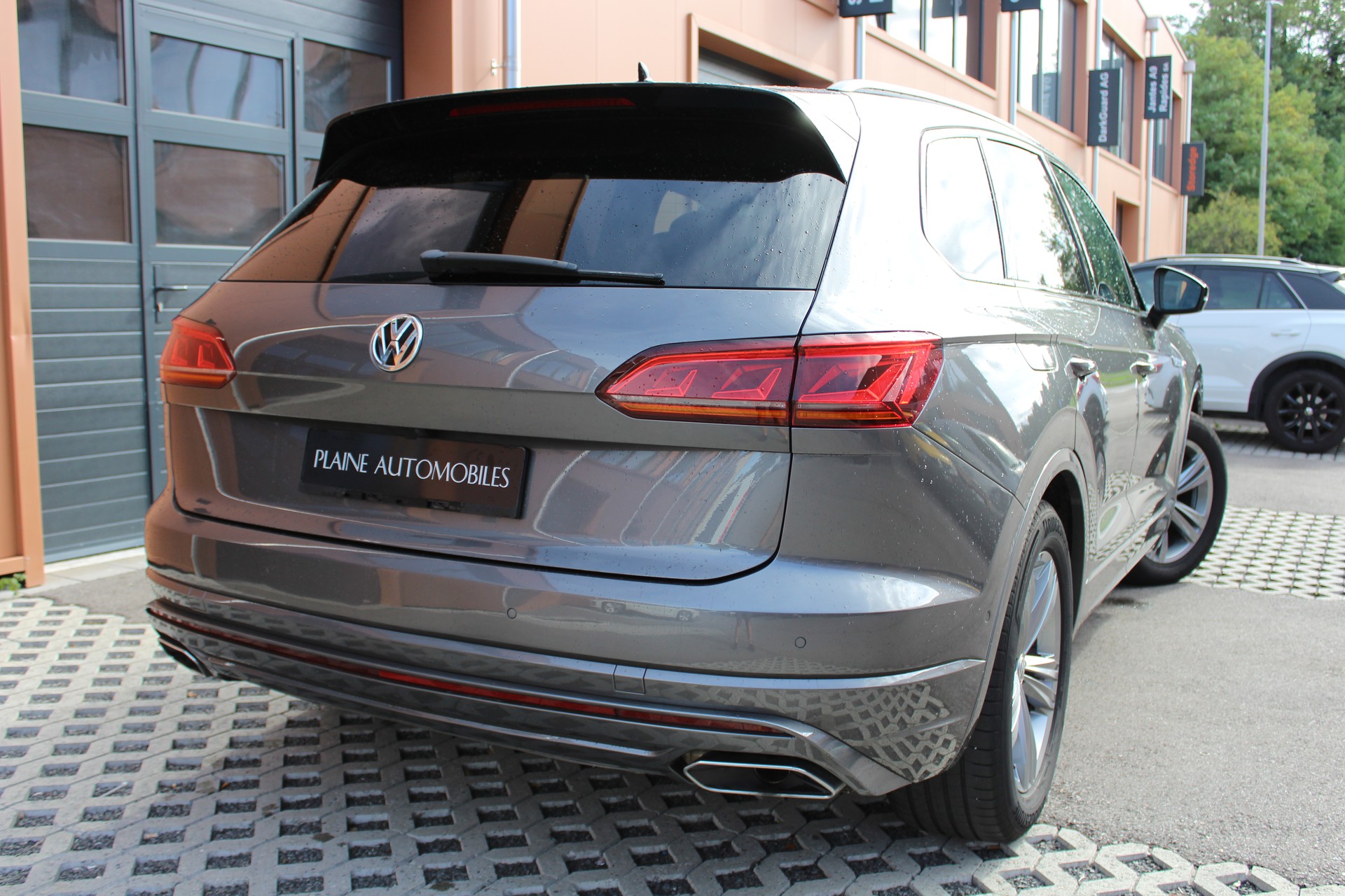 VW Touareg 3.0 TDI R Line Tiptronic - "Pack R-Line Int/Ext * Attelage Elec. 3500 Kg * Caméra * Service gratuit"-image-4