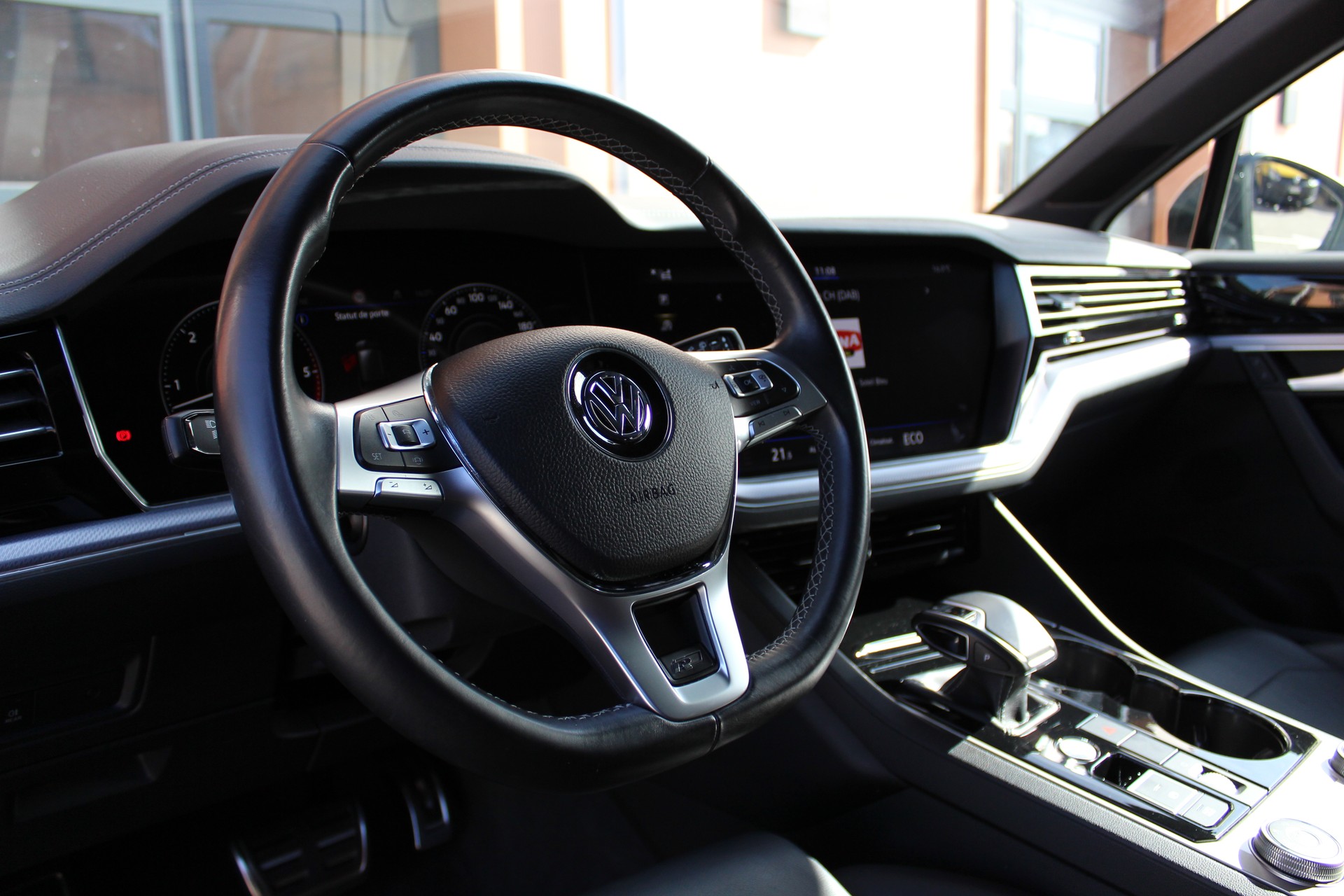 VW Touareg 3.0 TDI R Line Tiptronic - "Pack R-Line Int/Ext * Attelage Elec. 3500 Kg * Caméra * Service gratuit"-image-7