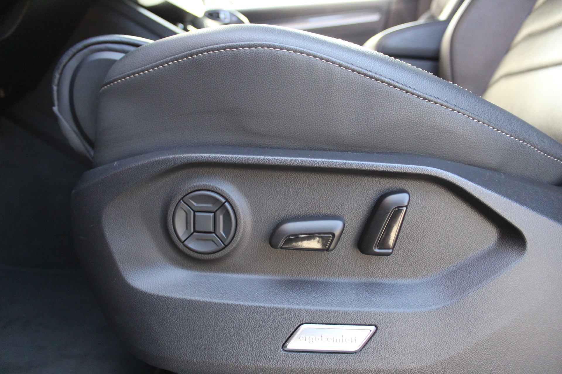 VW Touareg 3.0 TDI R Line Tiptronic - "Pack R-Line Int/Ext * Attelage Elec. 3500 Kg * Caméra * Service gratuit"-image-12