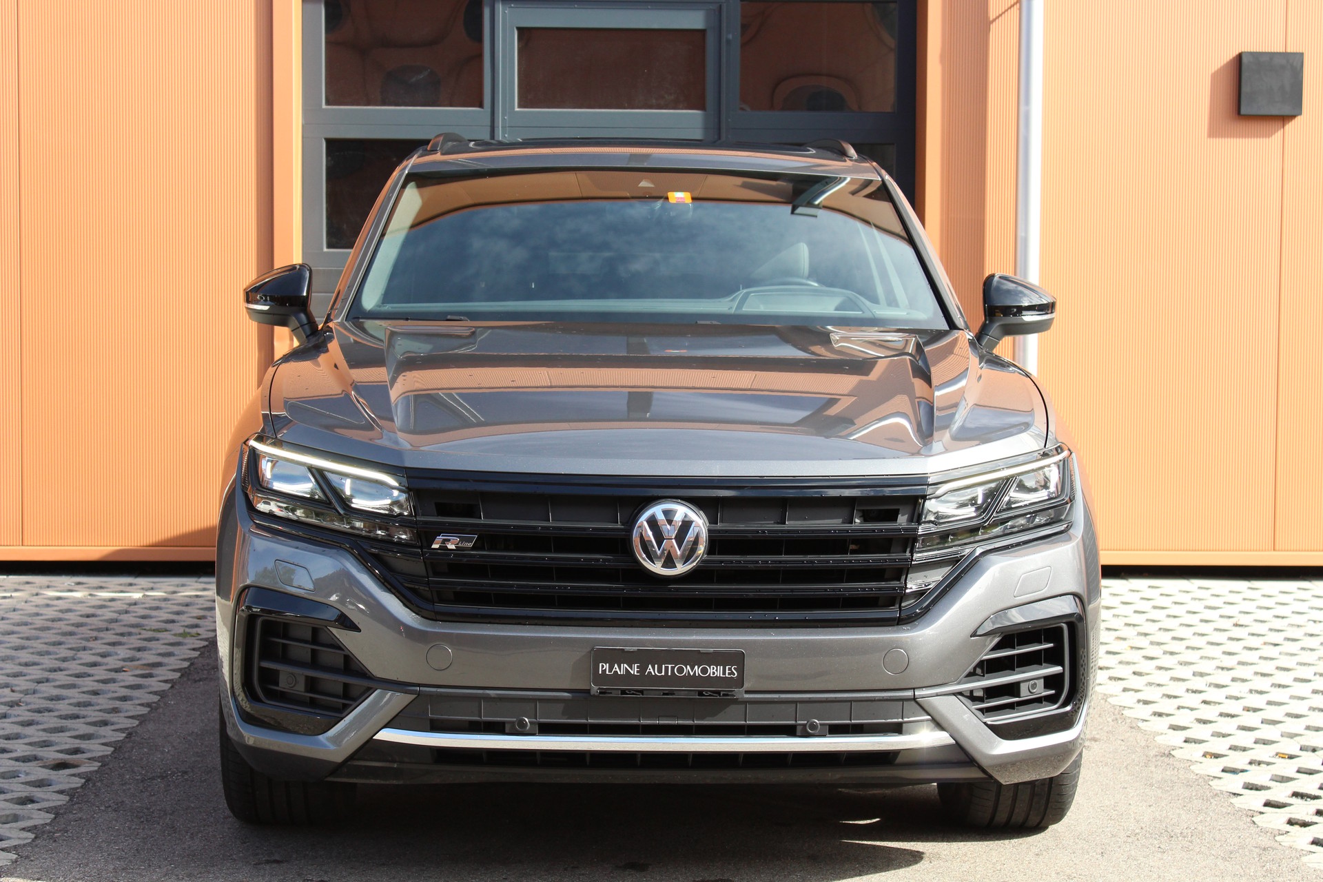 VW Touareg 3.0 TDI R Line Tiptronic - "Pack R-Line Int/Ext * Attelage Elec. 3500 Kg * Caméra * Service gratuit"-image-1