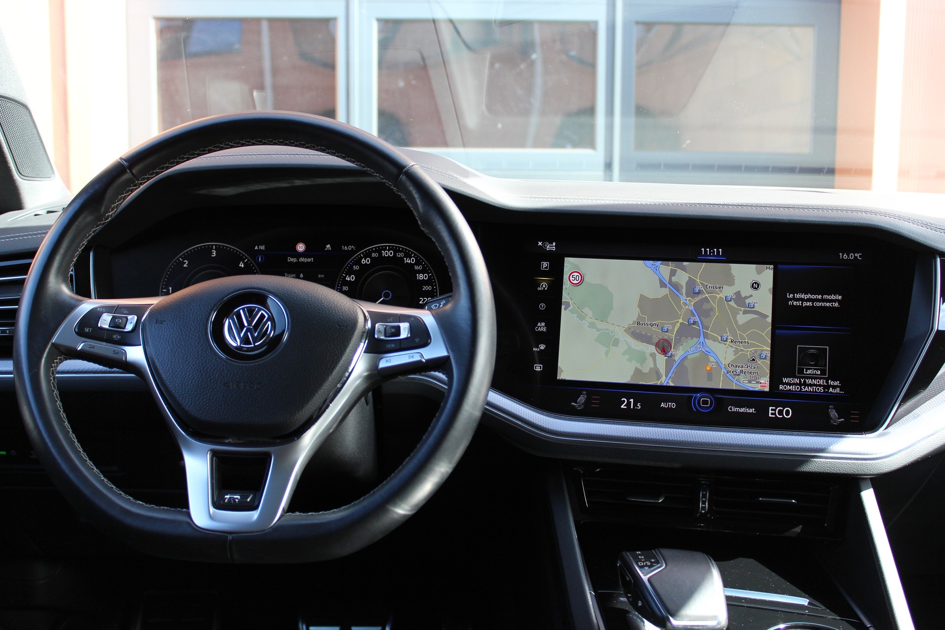VW Touareg 3.0 TDI R Line Tiptronic - "Pack R-Line Int/Ext * Attelage Elec. 3500 Kg * Caméra * Service gratuit"-image-8