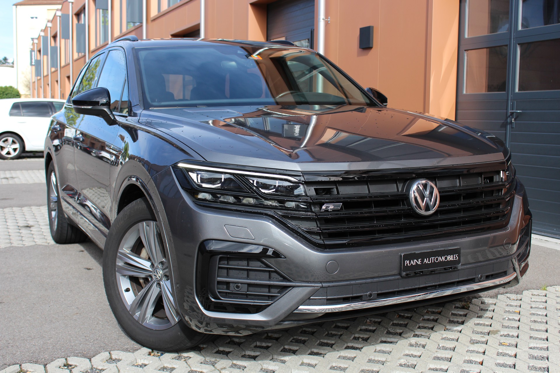 VW Touareg 3.0 TDI R Line Tiptronic - "Pack R-Line Int/Ext * Attelage Elec. 3500 Kg * Caméra * Service gratuit"-image-2