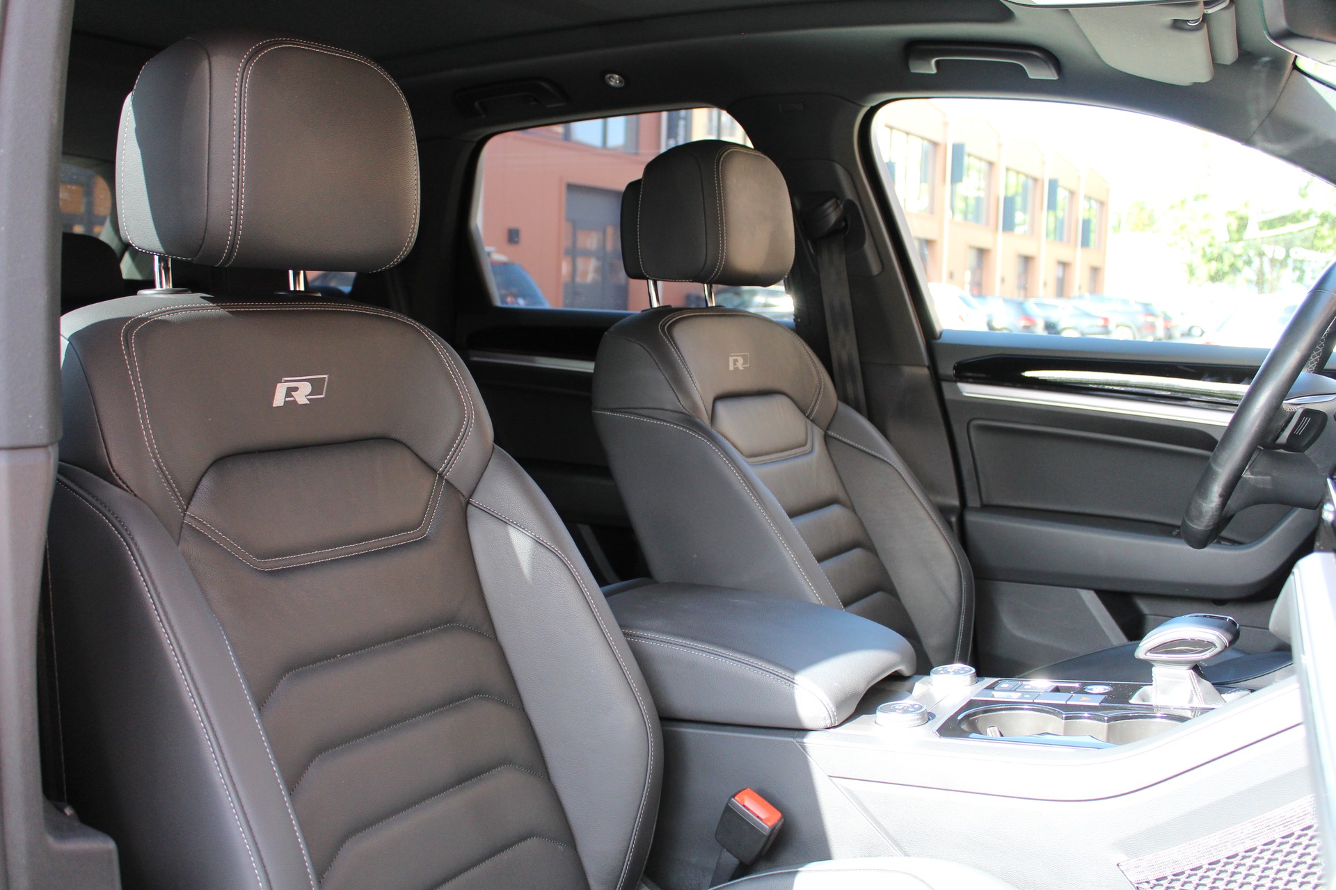 VW Touareg 3.0 TDI R Line Tiptronic - "Pack R-Line Int/Ext * Attelage Elec. 3500 Kg * Caméra * Service gratuit"-image-25