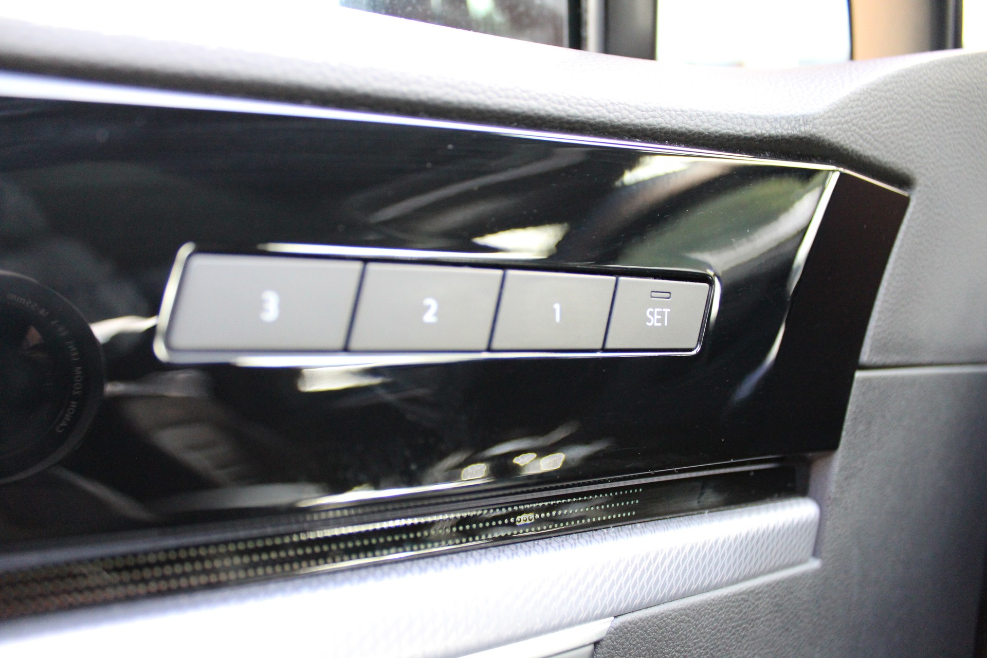 VW Touareg 3.0 TDI R Line Tiptronic - "Pack R-Line Int/Ext * Attelage Elec. 3500 Kg * Caméra * Service gratuit"-image-11
