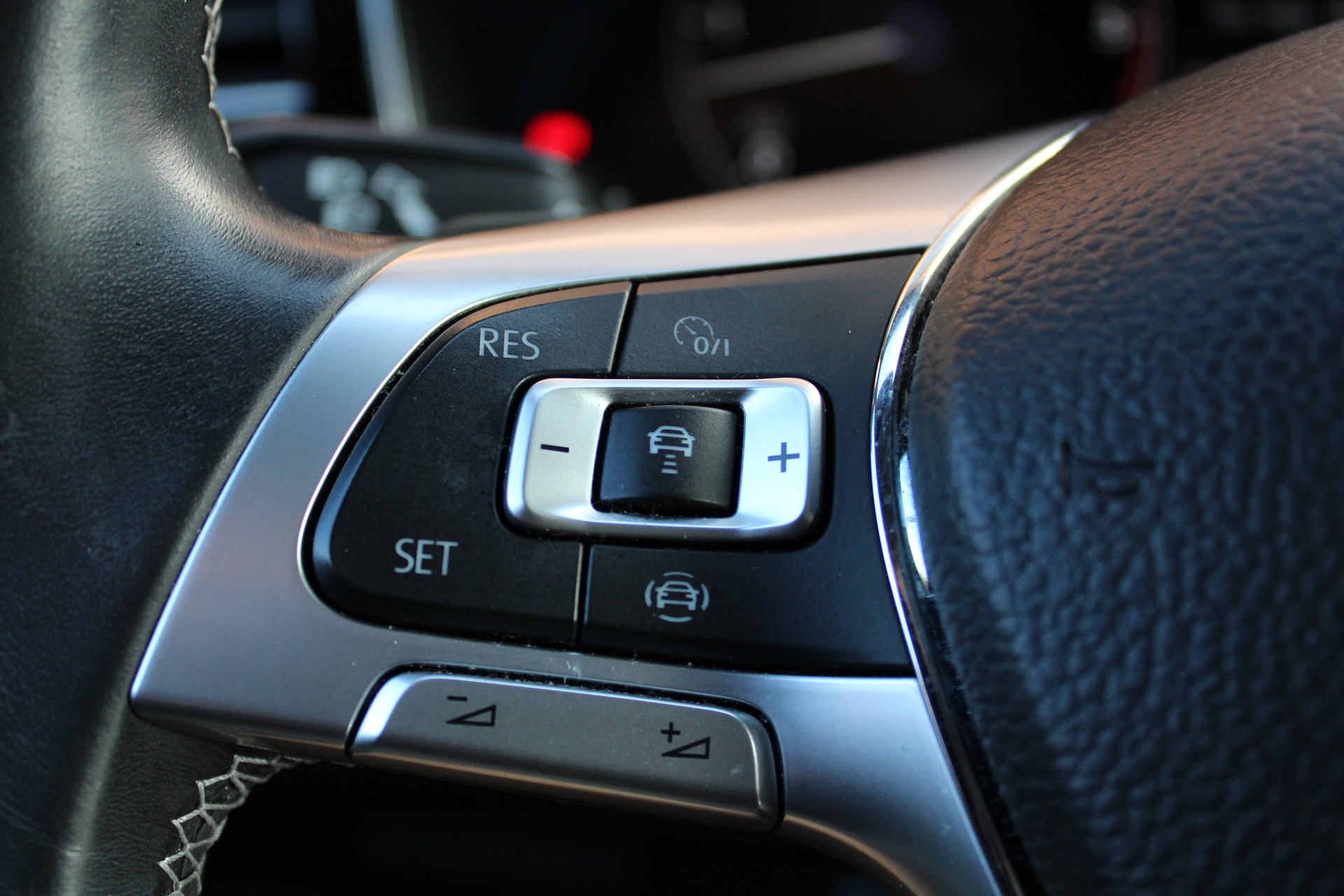 VW Touareg 3.0 TDI R Line Tiptronic - "Pack R-Line Int/Ext * Attelage Elec. 3500 Kg * Caméra * Service gratuit"-image-10