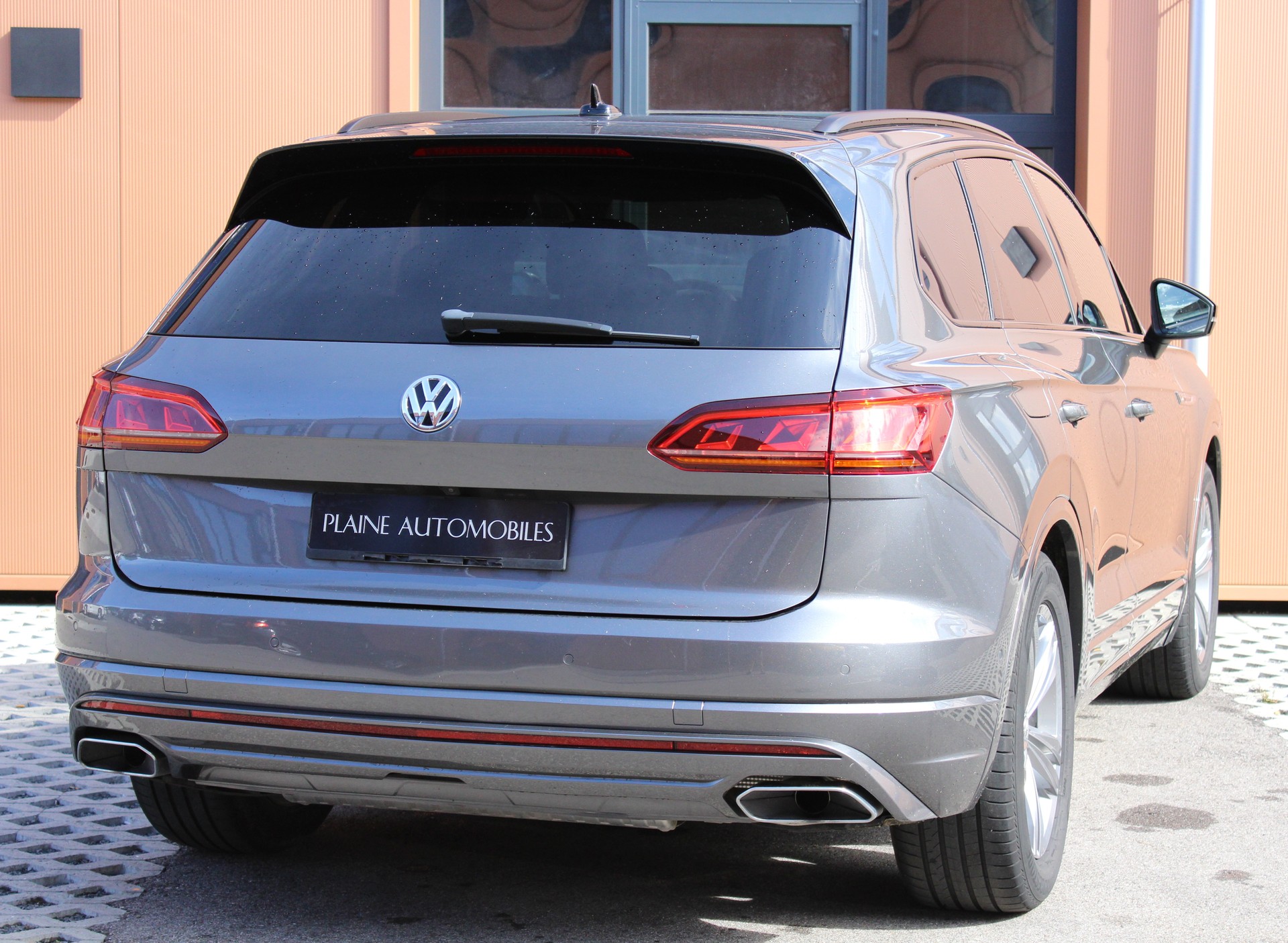 VW Touareg 3.0 TDI R Line Tiptronic - "Pack R-Line Int/Ext * Attelage Elec. 3500 Kg * Caméra * Service gratuit"-image-5