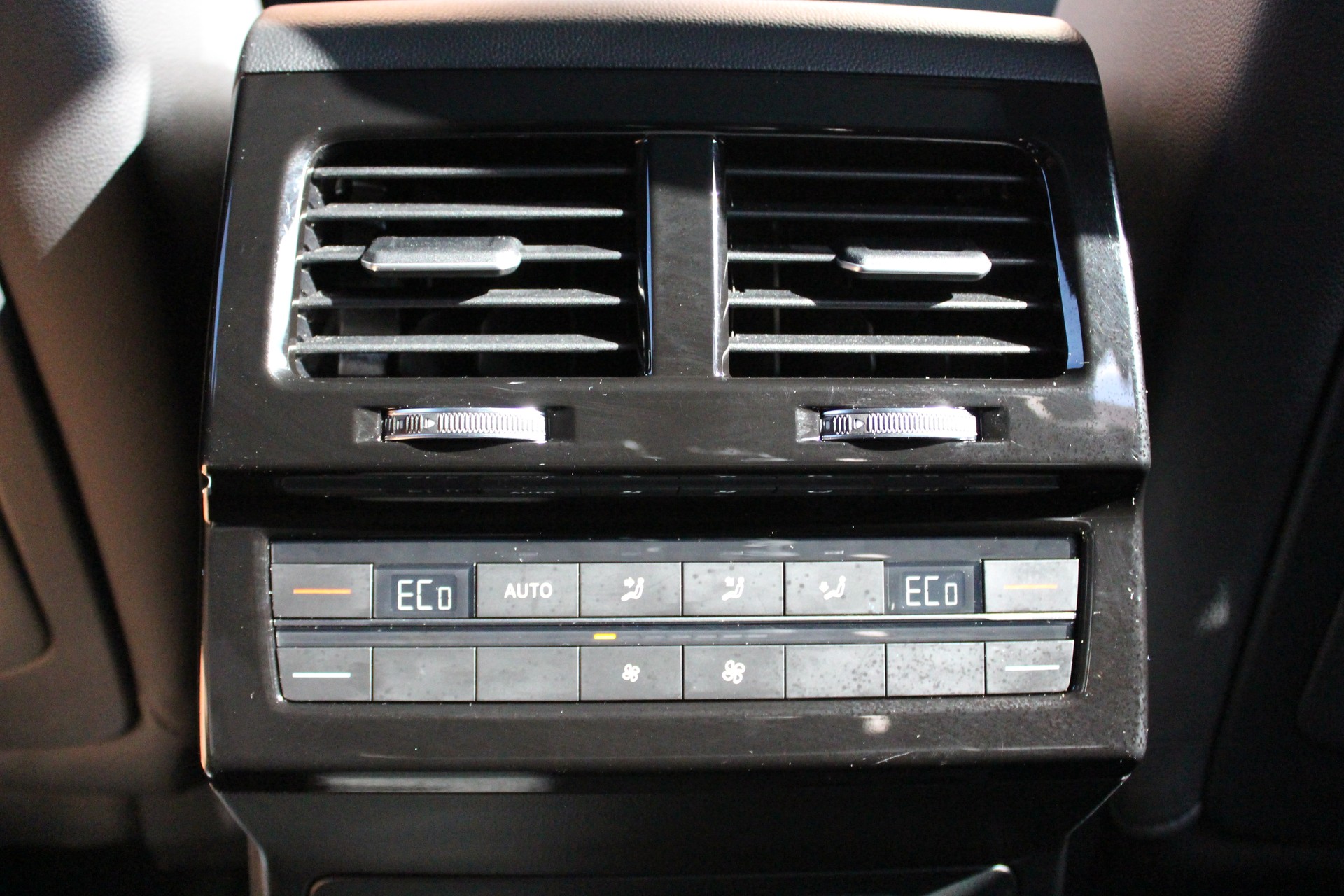 VW Touareg 3.0 TDI R Line Tiptronic - "Pack R-Line Int/Ext * Attelage Elec. 3500 Kg * Caméra * Service gratuit"-image-21