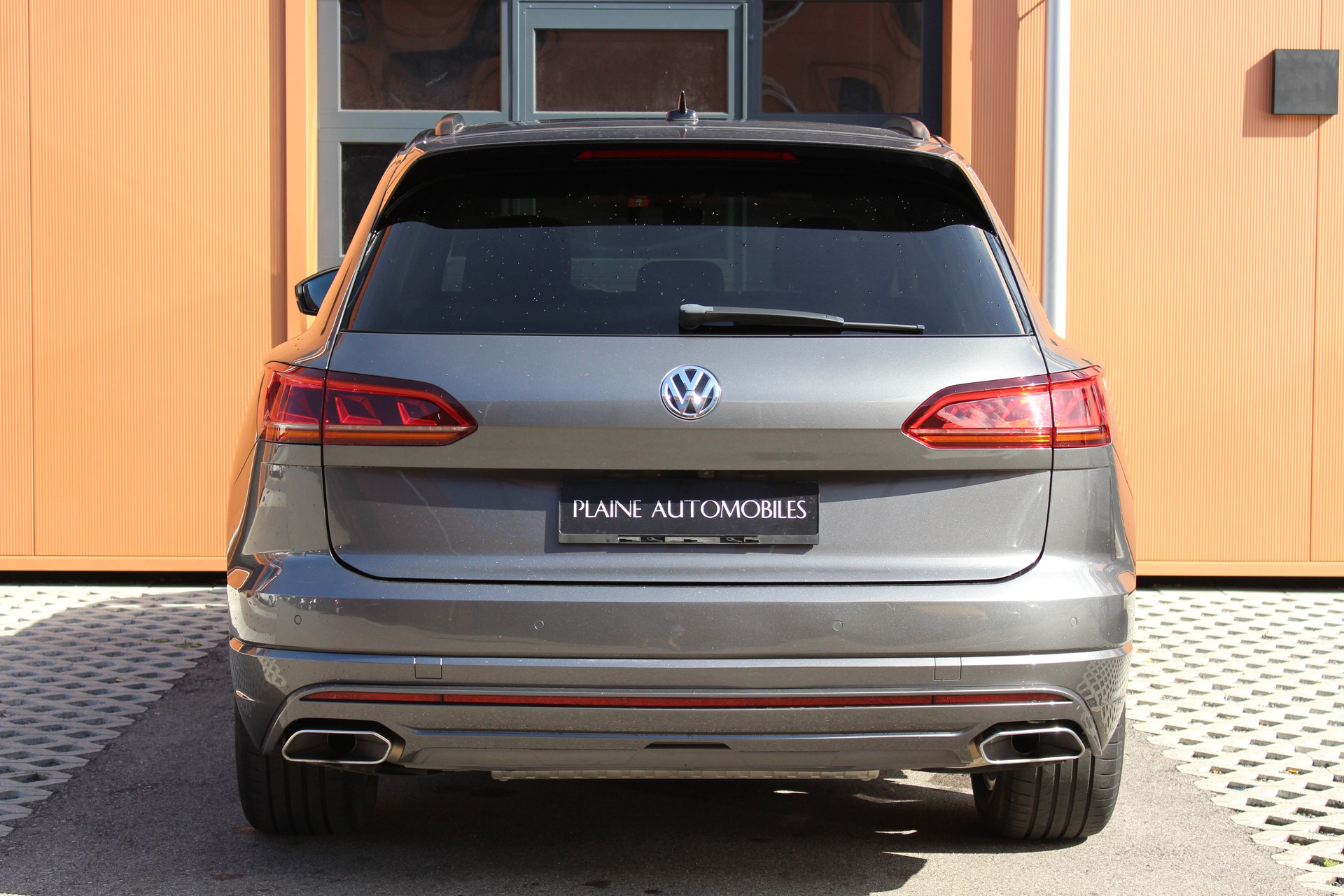 VW Touareg 3.0 TDI R Line Tiptronic - "Pack R-Line Int/Ext * Attelage Elec. 3500 Kg * Caméra * Service gratuit"-image-6