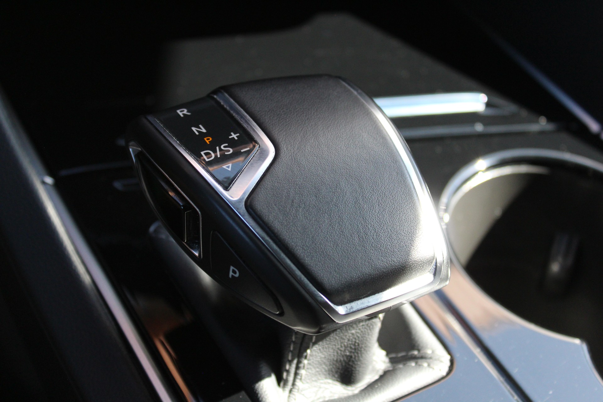 VW Touareg 3.0 TDI R Line Tiptronic - "Pack R-Line Int/Ext * Attelage Elec. 3500 Kg * Caméra * Service gratuit"-image-20