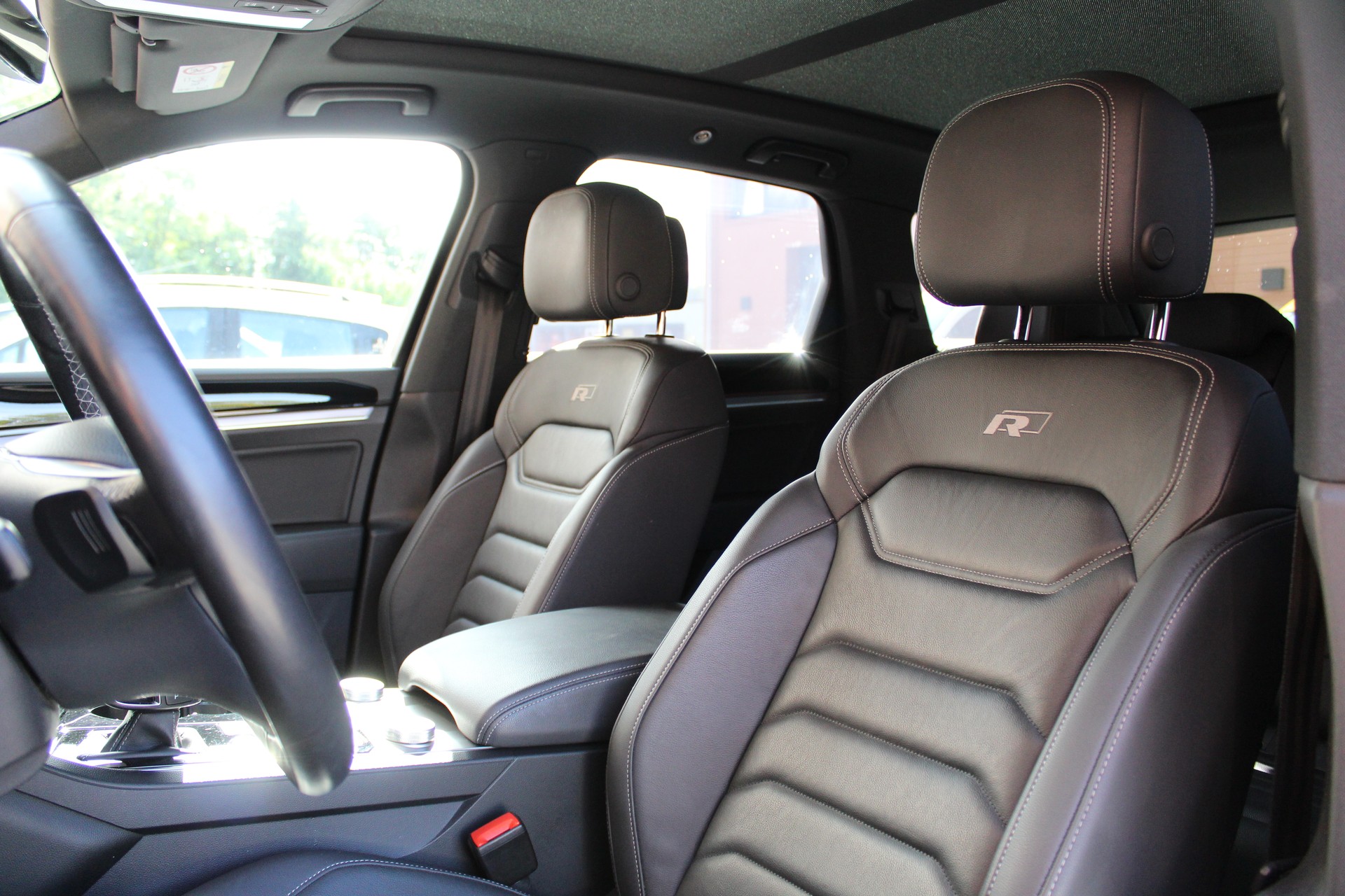 VW Touareg 3.0 TDI R Line Tiptronic - "Pack R-Line Int/Ext * Attelage Elec. 3500 Kg * Caméra * Service gratuit"-image-23