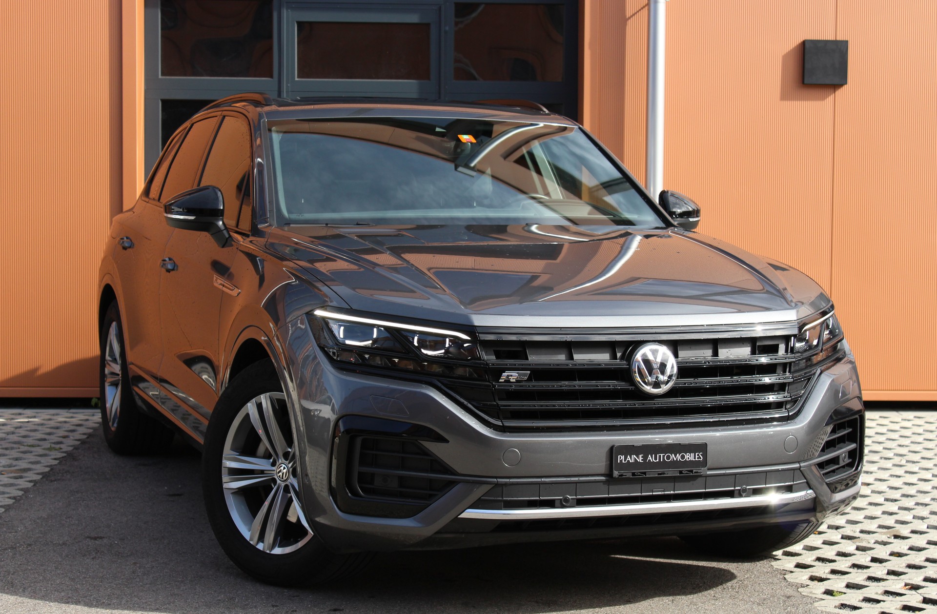 VW Touareg 3.0 TDI R Line Tiptronic - "Pack R-Line Int/Ext * Attelage Elec. 3500 Kg * Caméra * Service gratuit"-image-0
